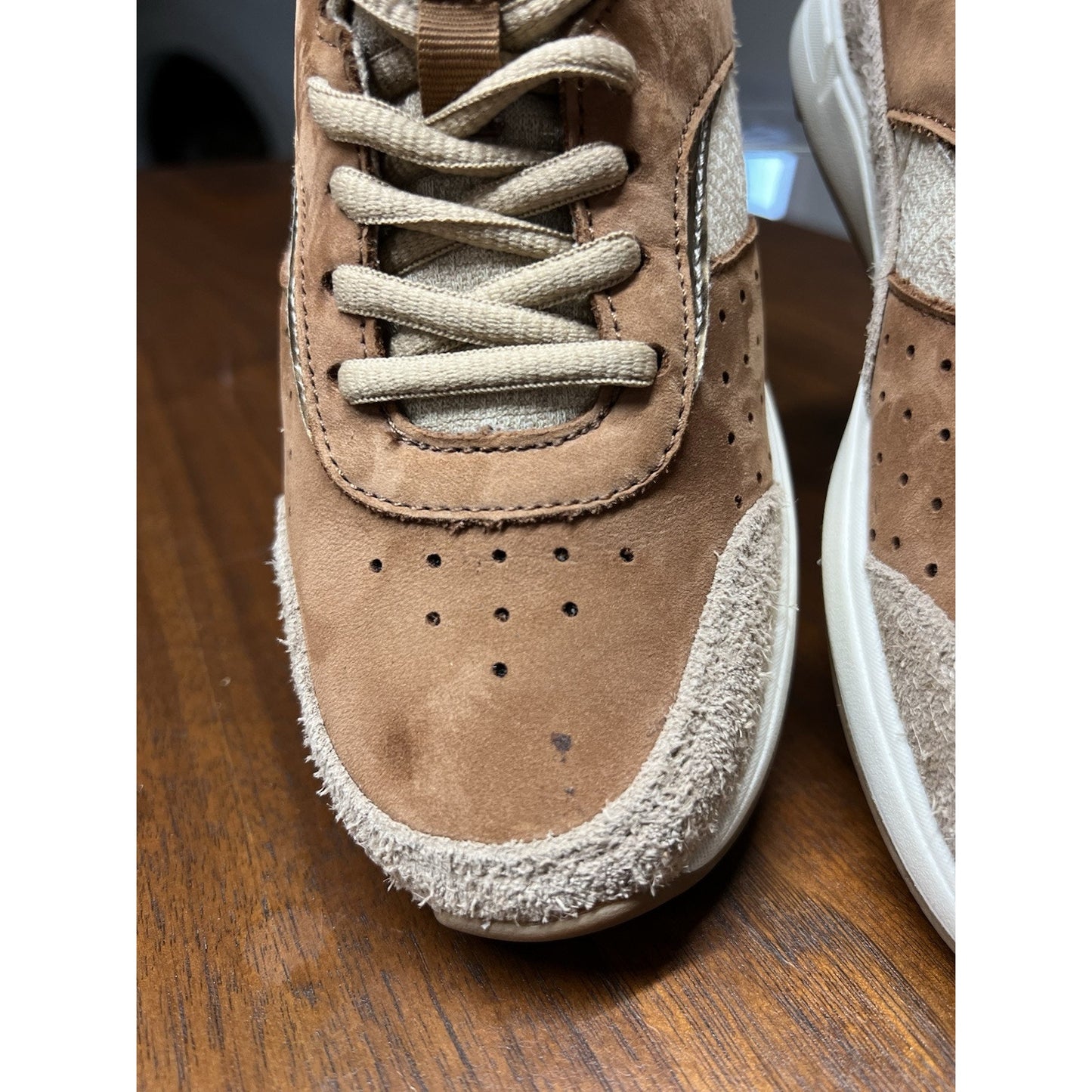 Vionic Nova Women’s Two Tone Toffee Color Size 5 Sneaker