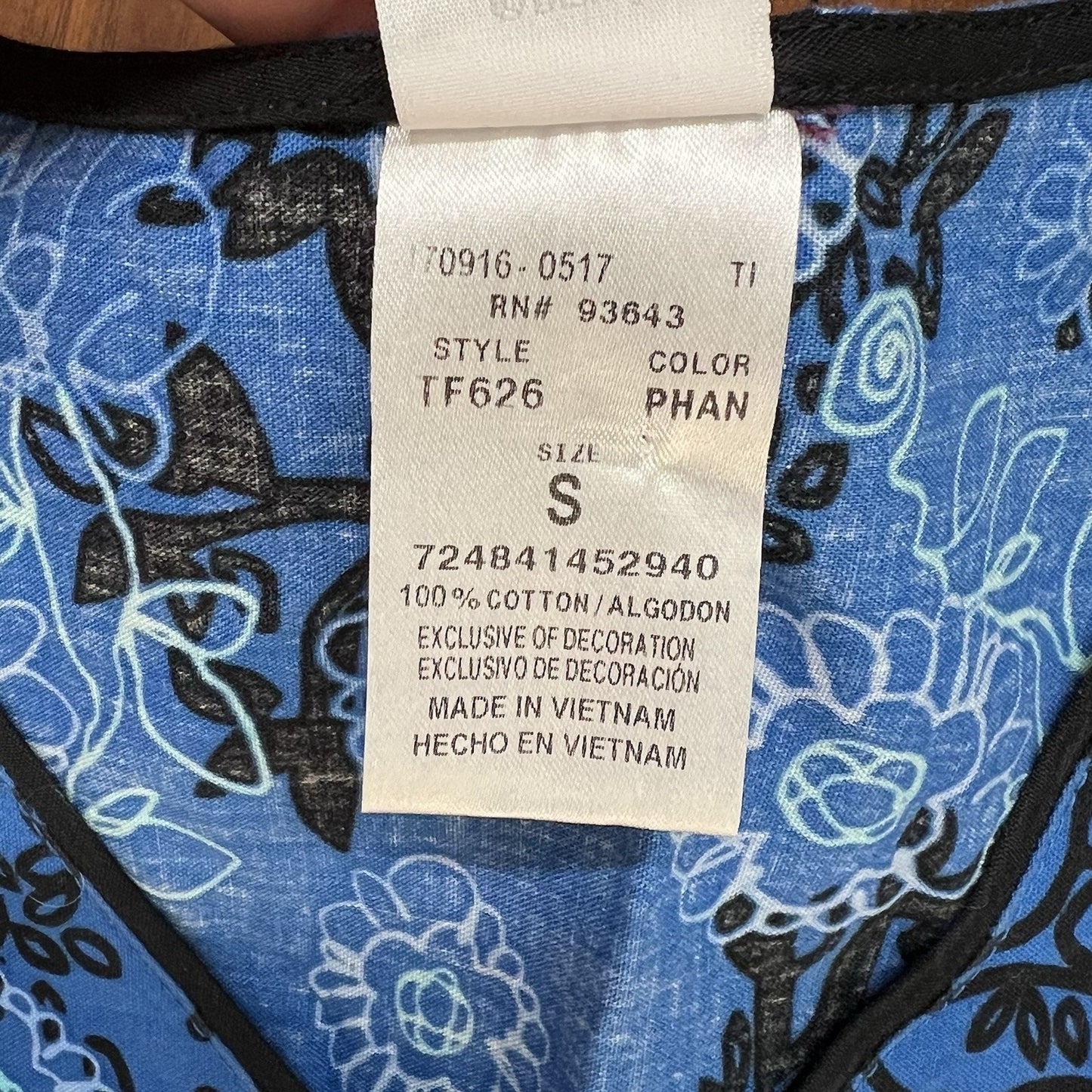 Lot Set of 4 Disney Scrub Tops Winnie the Pooh Eeyore (S) Cotton Pockets AOP
