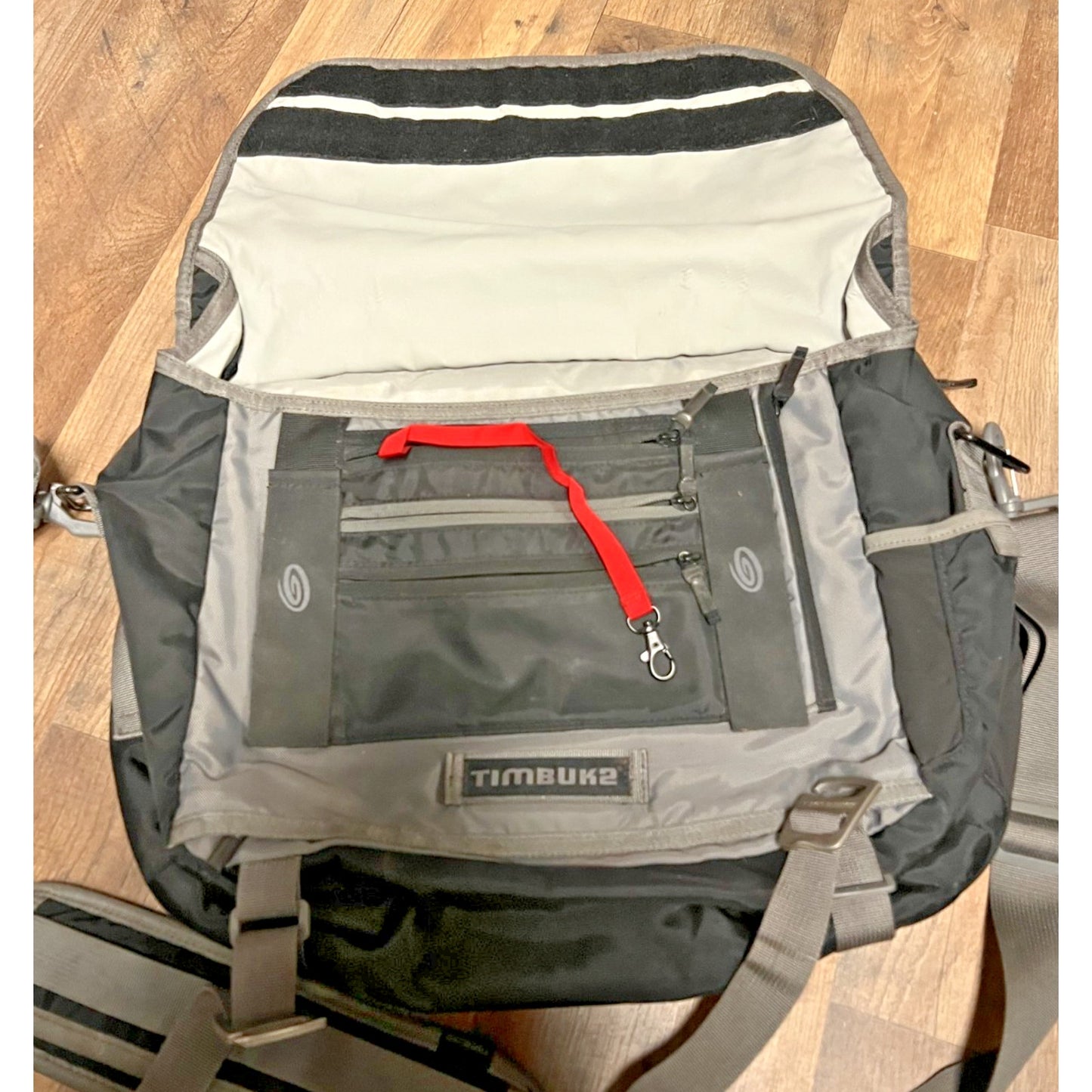 Timbuk2 Command Messenger Bag Black Grey Laptop Crossbody Strap Travel