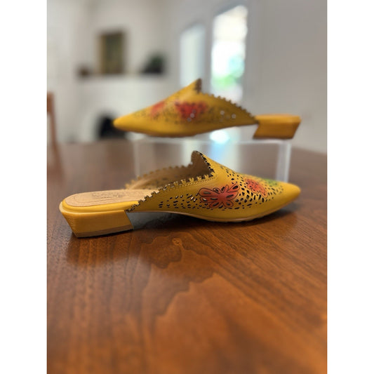 L'Artiste by Spring Step Women's Yellow Galatina Pointed Toe Mules Size 7.5