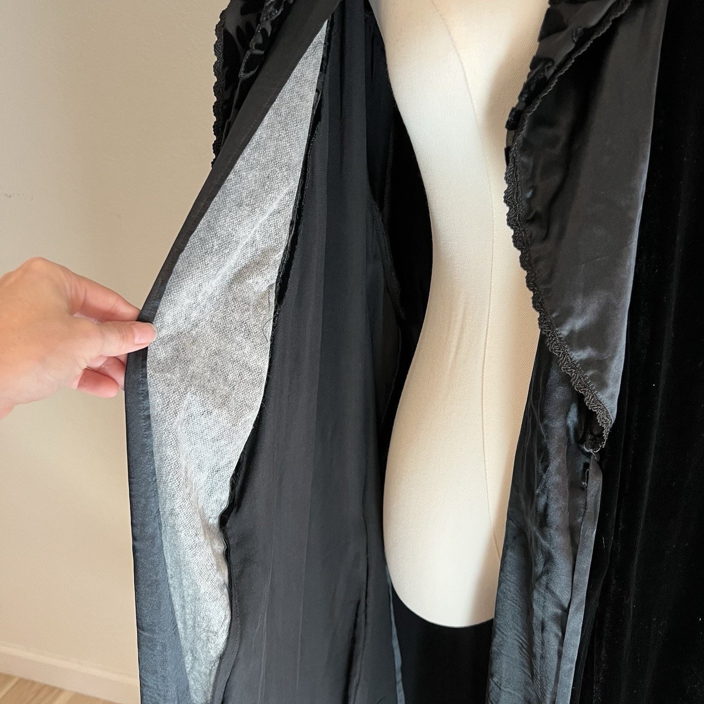 Eileen West Queen Anne’s Lace Velvet Silk Robe Black Vintage Luxury Whimsigoth
