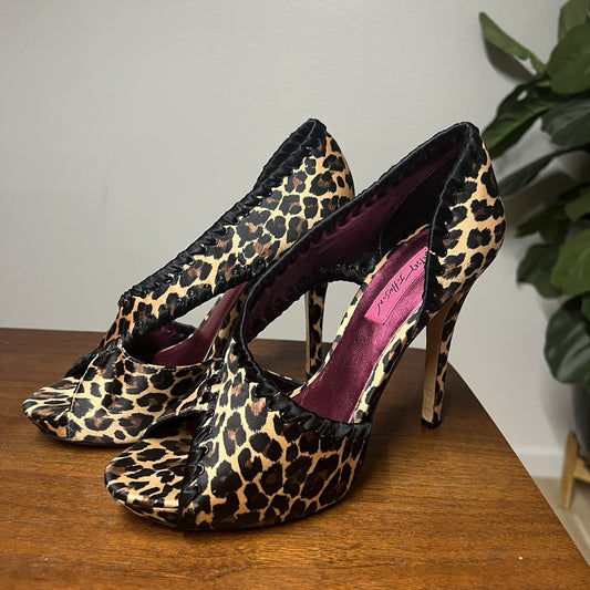 Betsey Johnson 8M Walter Satin Leopard Print Stiletto High Heel Pumps Shoes