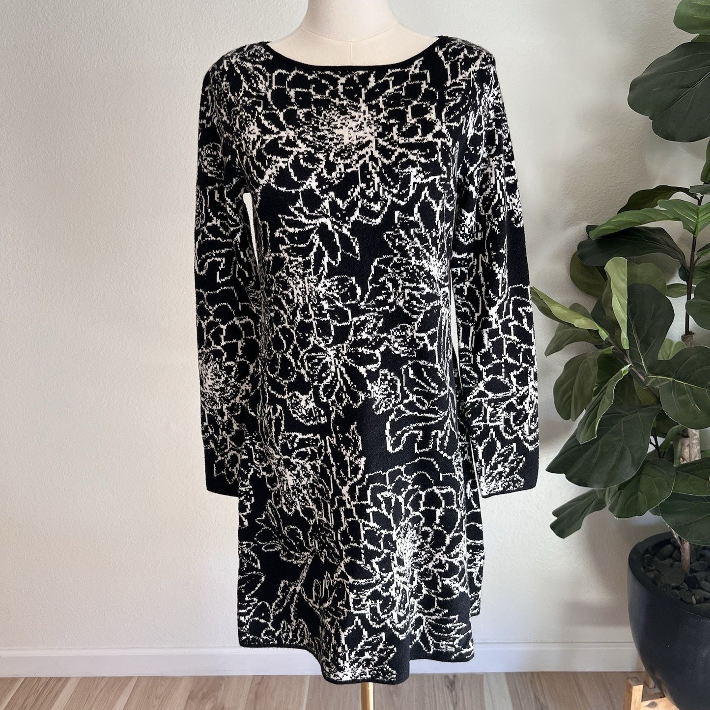 NWT Cynthia Rowley Sweater Dress (S) Long Sleeve Black White Floral Stretch