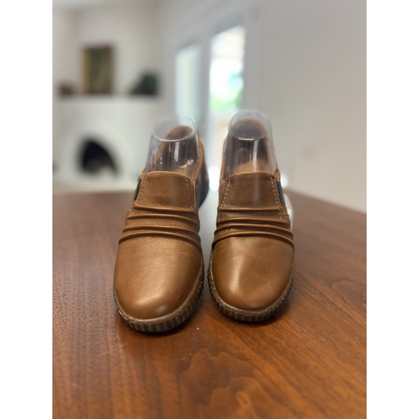 Clarks women's Size 7.5M leather slip-on Contour comfort shoes