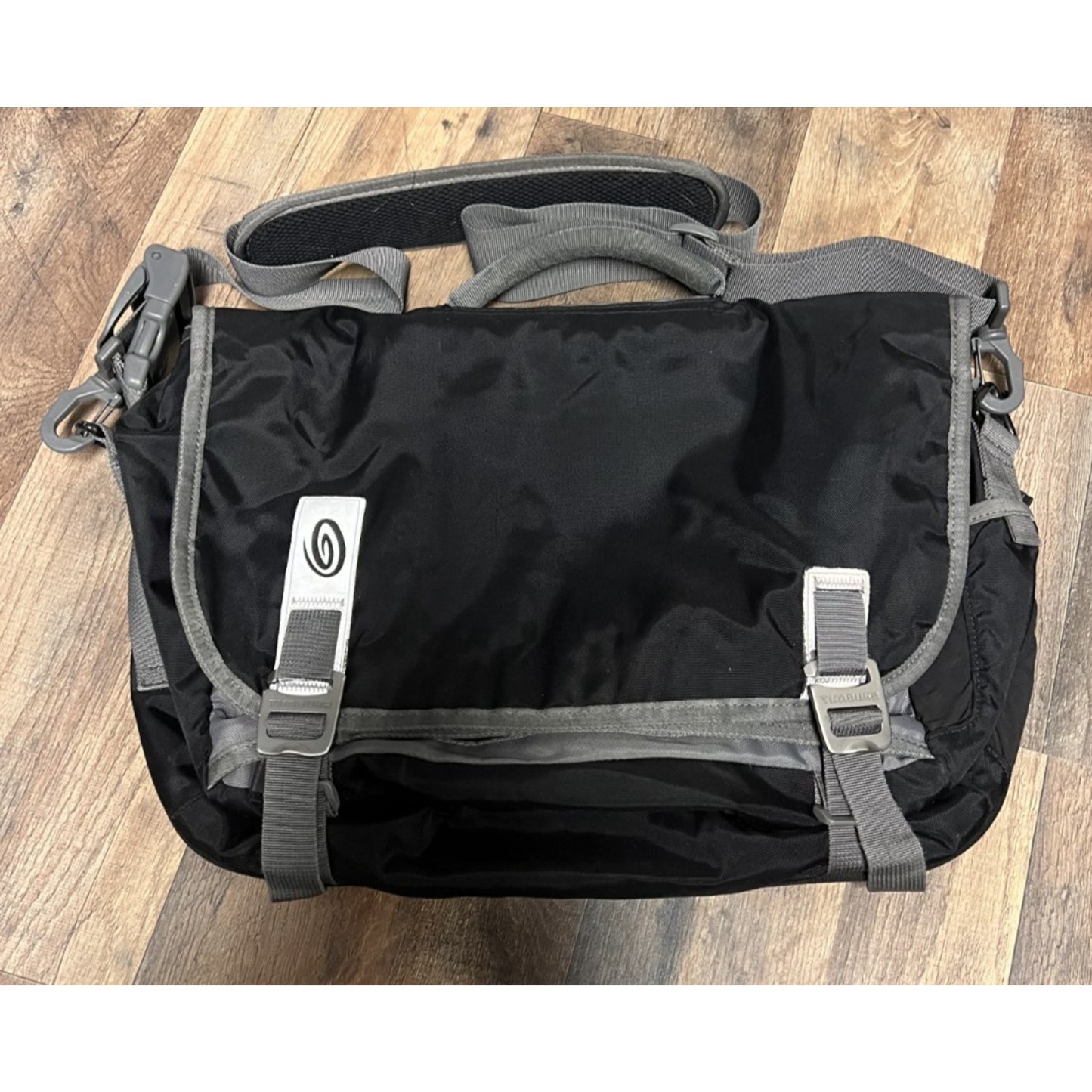 Timbuk2 Command Messenger Bag Black Grey Laptop Crossbody Strap Travel