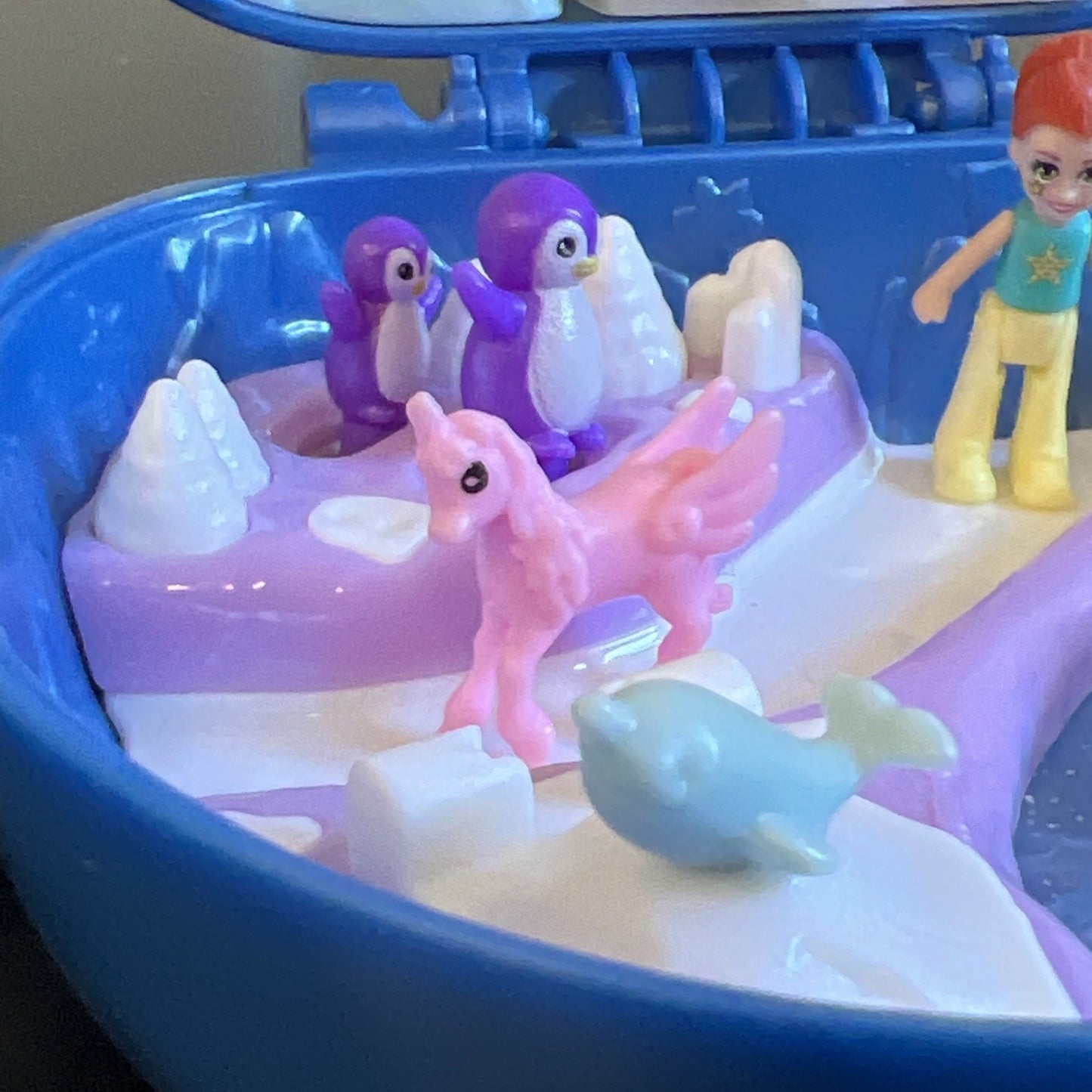 Polly Pocket Freezin' Fun Narwhal Compact W/ 3 Dolls And A Pink Unicorn. 2022