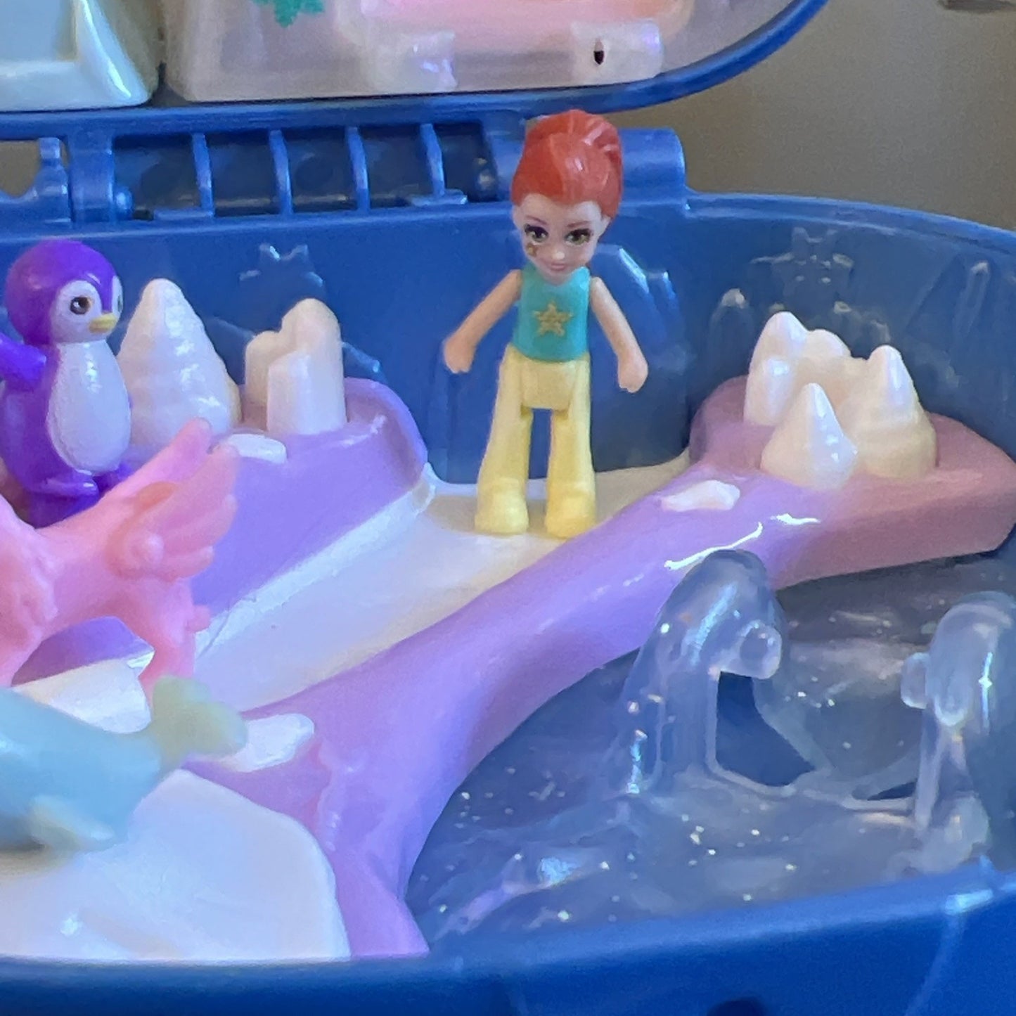Polly Pocket Freezin' Fun Narwhal Compact W/ 3 Dolls And A Pink Unicorn. 2022