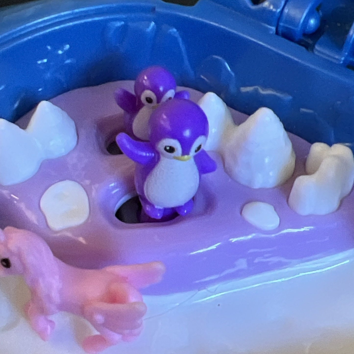 Polly Pocket Freezin' Fun Narwhal Compact W/ 3 Dolls And A Pink Unicorn. 2022
