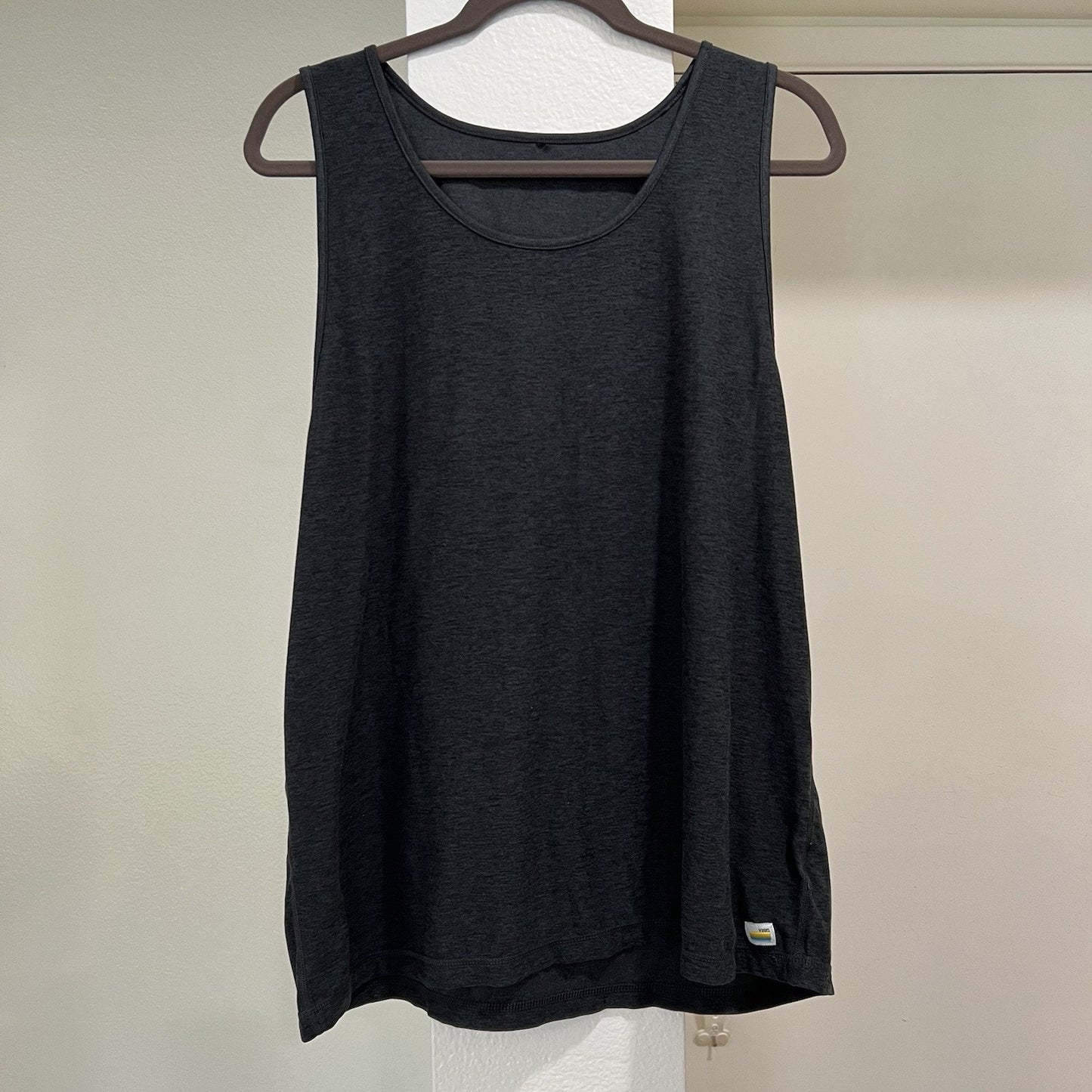 Vuori Strato Tech Tank Top Mens XL Charcoal Heather Soft Comfort Sleeveless