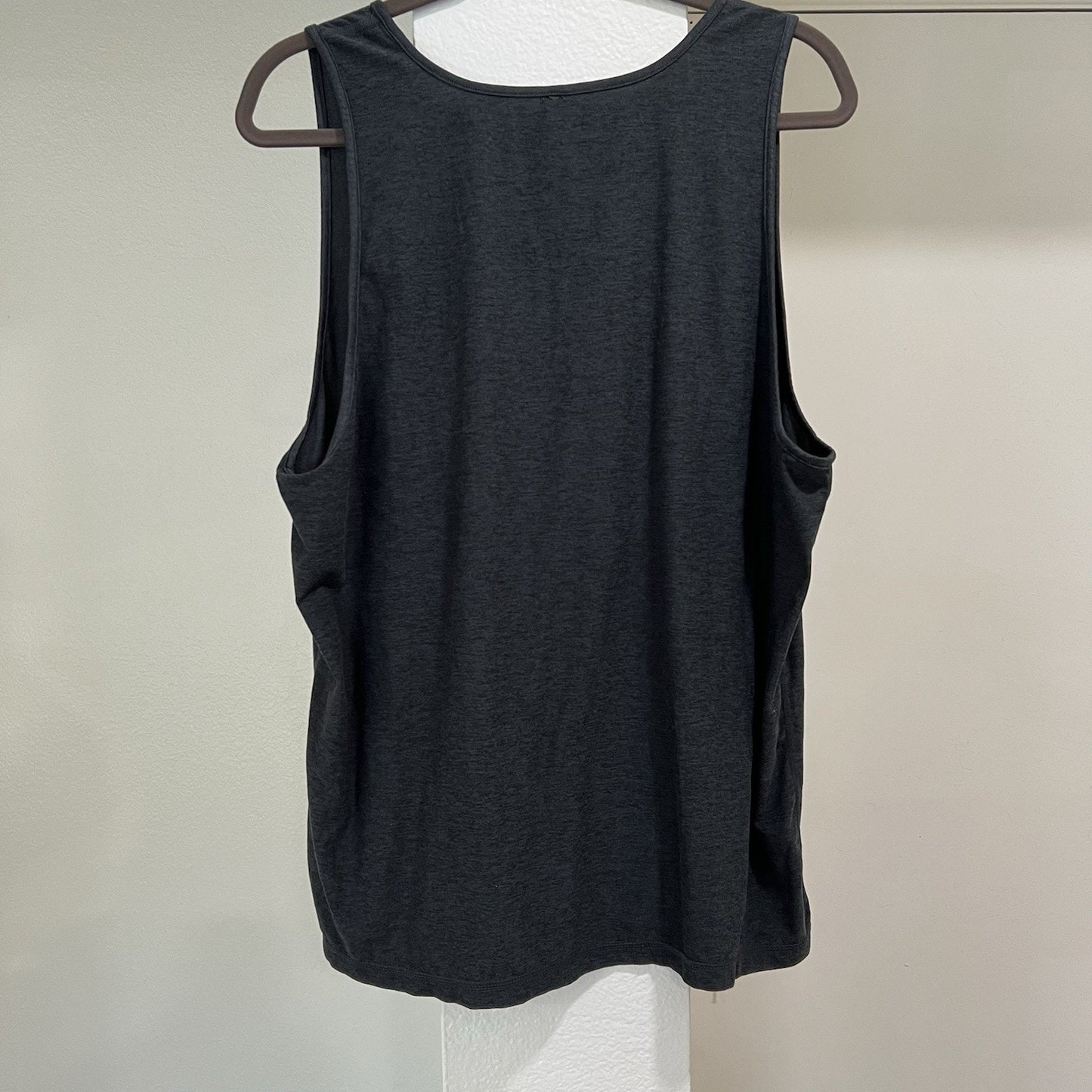 Vuori Strato Tech Tank Top Mens XL Charcoal Heather Soft Comfort Sleeveless