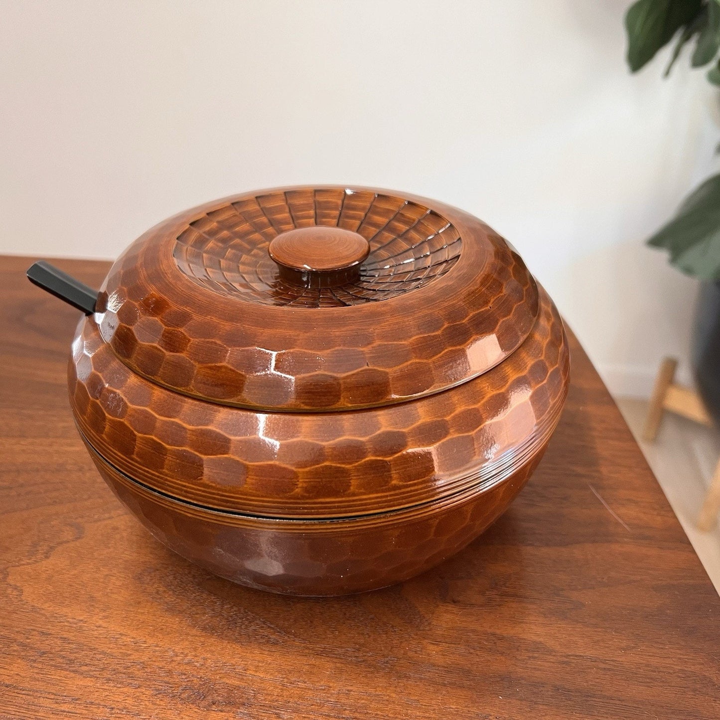 Japan 10" Honeycomb Rice Serving Bowl Faux Teak Lacquer Lid Hammered MCM Ohitsu