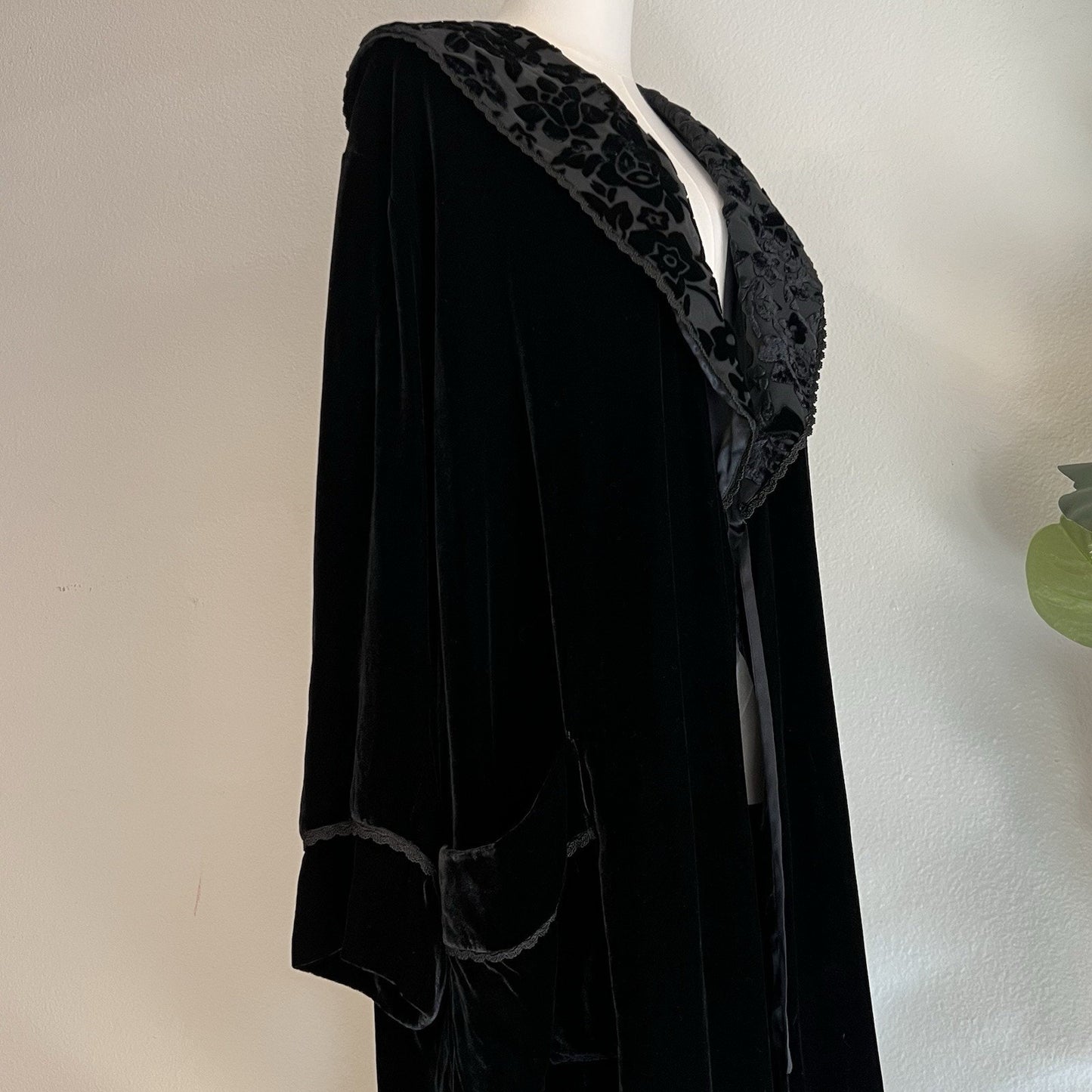 Eileen West Queen Anne’s Lace Velvet Silk Robe Black Vintage Luxury Whimsigoth