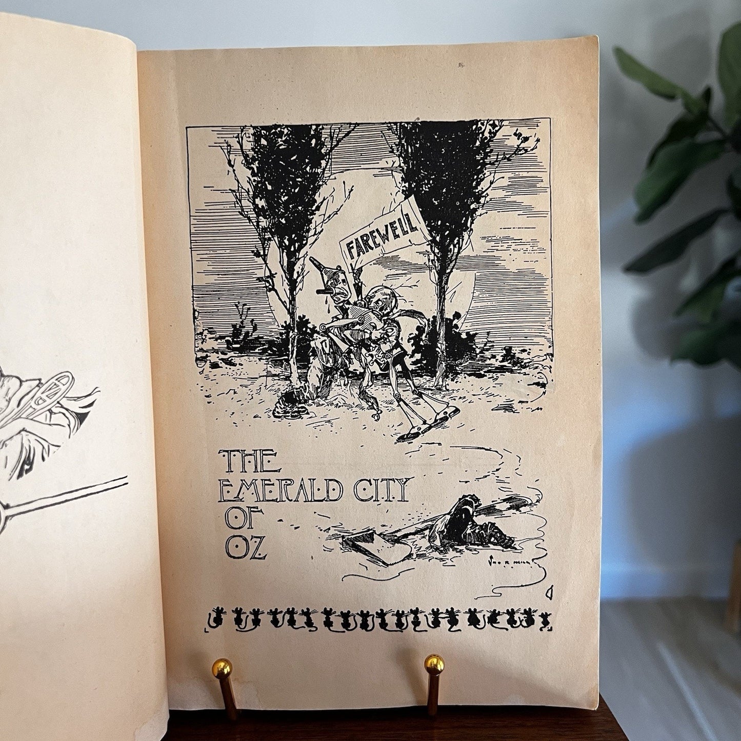 "The Emerald City of Oz" Frank Baum Vintage Paperback Book Illustrated EUC