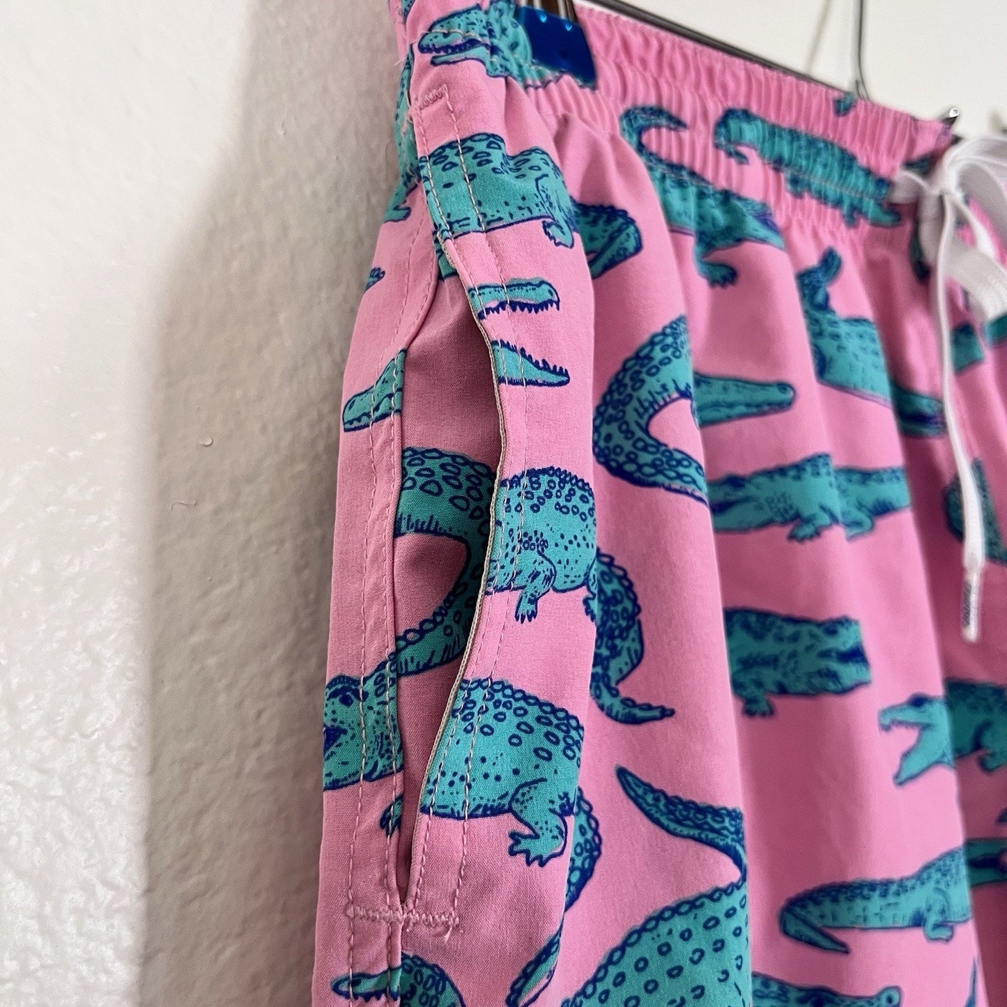 Chubbies (L) Glades Swim Trunks Shorts 5.5” Pink Alligator Mesh Liner Preppy AOP