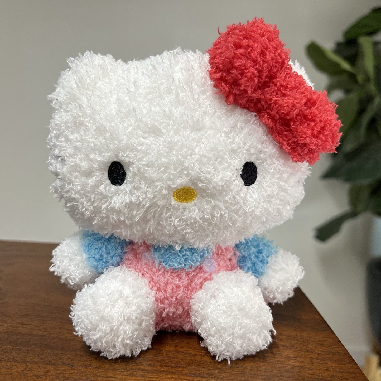 NWT Sanrio HELLO KITTY Classic Pink Overalls & Blue Shirt Red Bow Sherpa Plush