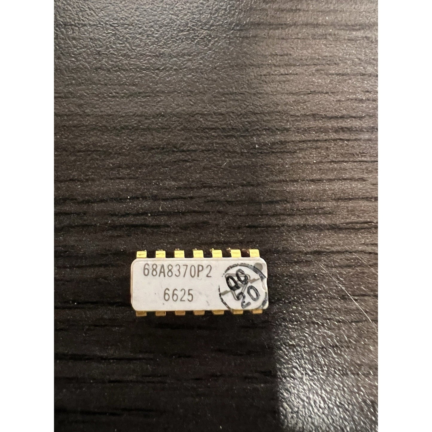 Vintage Gold Ceramic IC Chip 68A8370P2 6625 16-Pin DIP Motorola Military Era