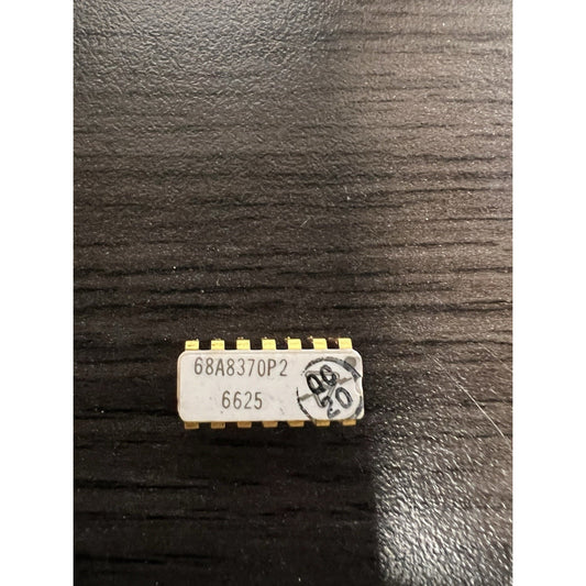 Vintage Gold Ceramic IC Chip 68A8370P2 6625 16-Pin DIP Motorola Military Era