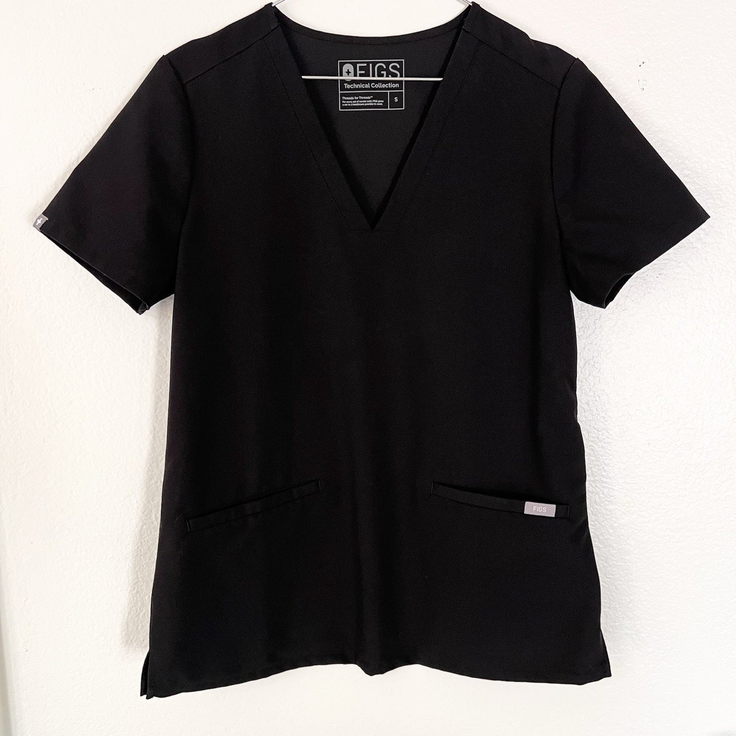 Figs Casma Three-Pocket Scrub Top Women’s Black (S) FW1100 V-Neck