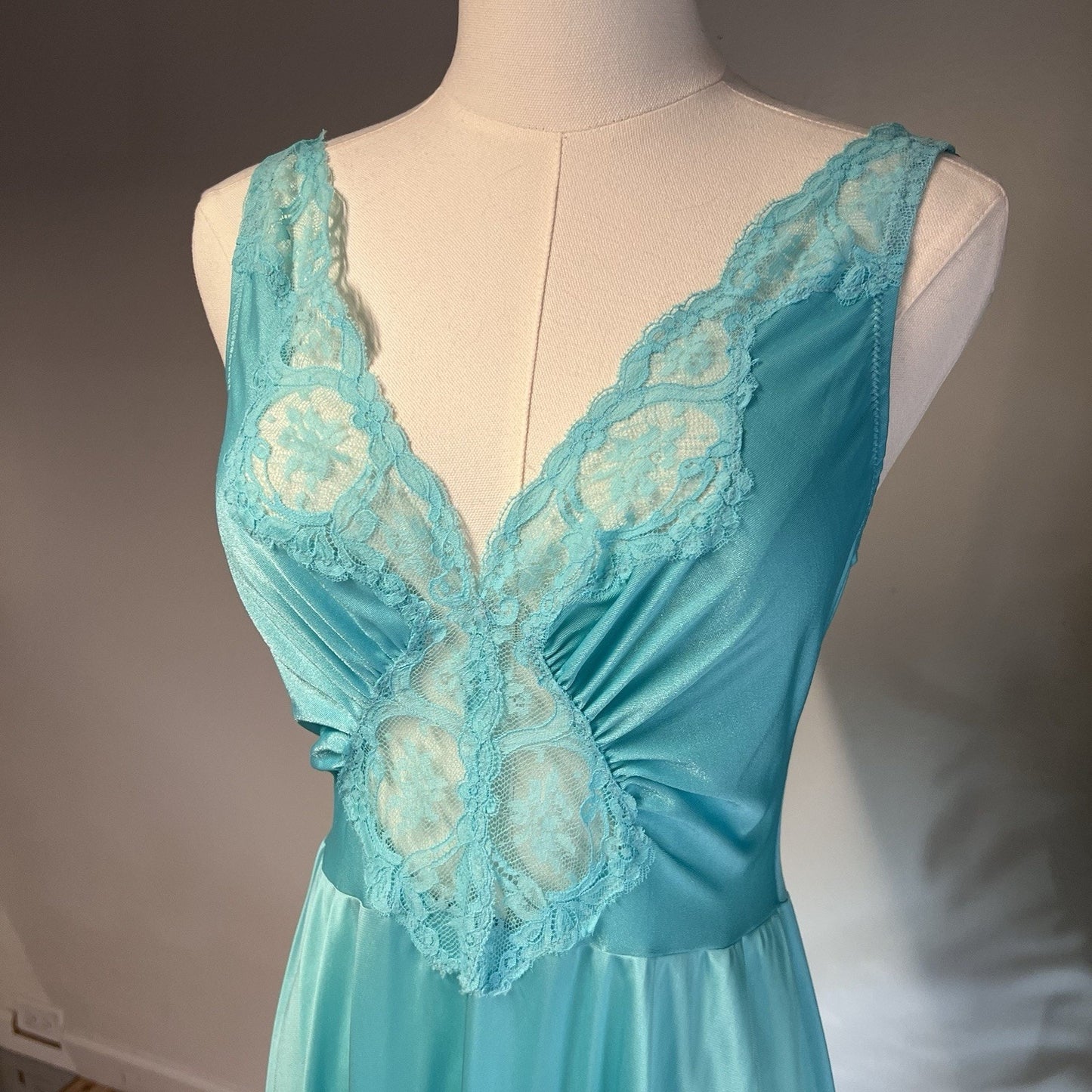 OLGA Bodysilk Peignoir Lace Trimmed Nightgown (L) Coquette Slip Dress Vintage