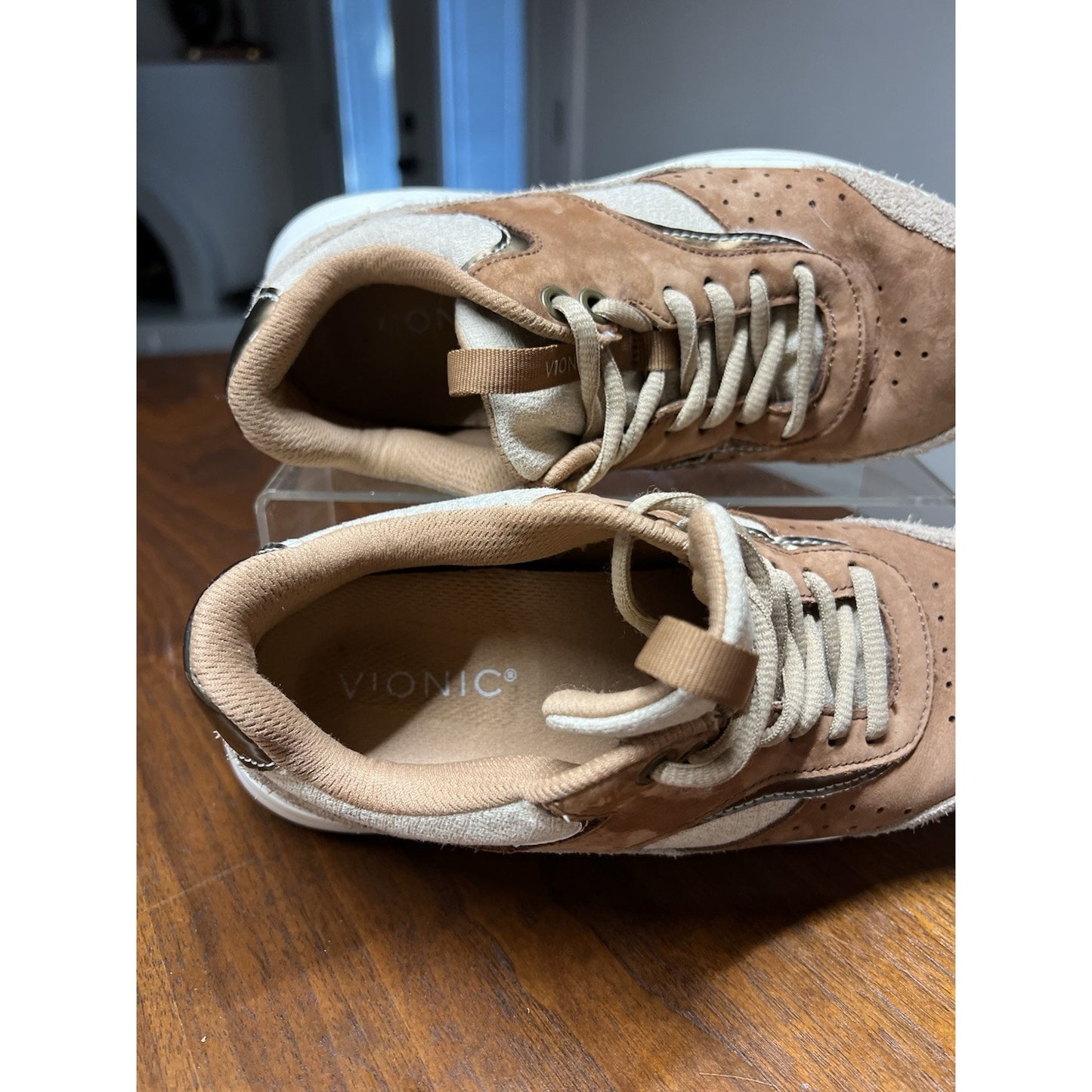 Vionic Nova Women’s Two Tone Toffee Color Size 5 Sneaker