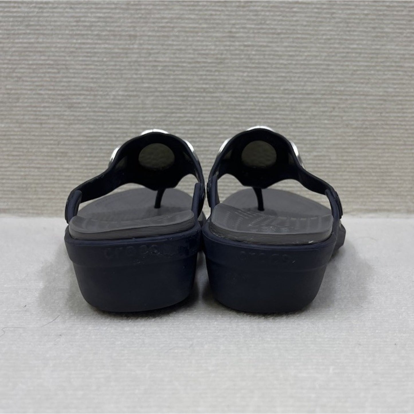 Crocs Sanrah Hammered Circle Wedge Sandals Womens Silver Medallion Size 9