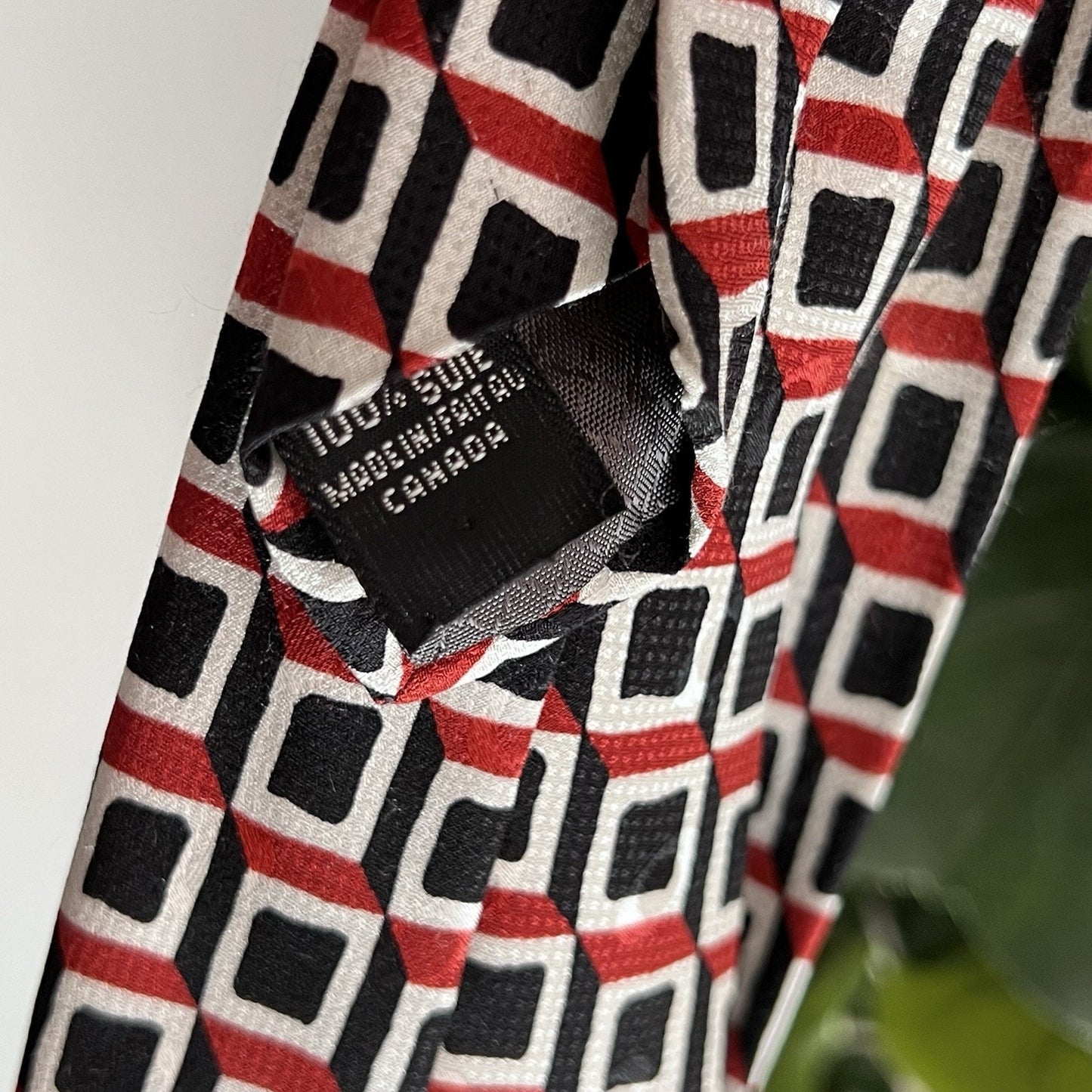 Rare Thomas Jeffery Long Men’s Tie 100% Silk Necktie Black White Red Geometric