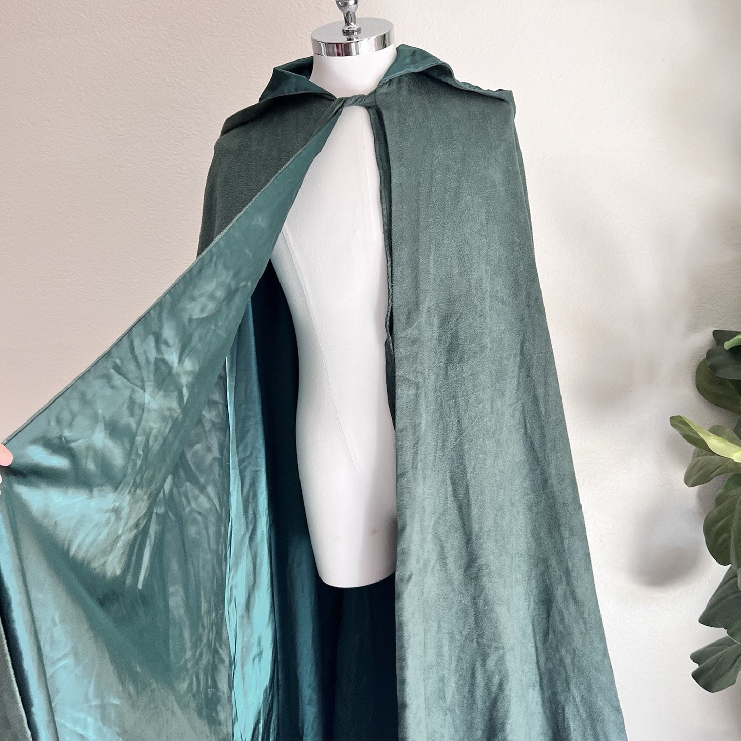 NWT Von Lancelot Velvet Hooded Cape Cloak Renaissance Cosplay Costume Medieval