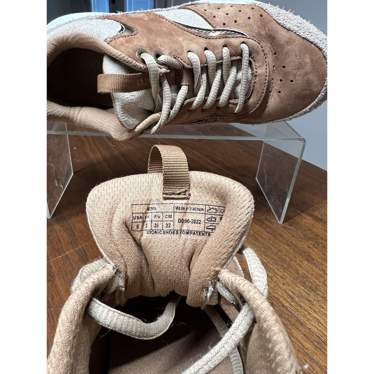 Vionic Nova Women’s Two Tone Toffee Color Size 5 Sneaker