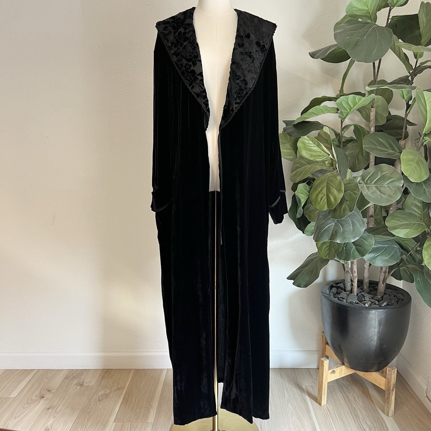 Eileen West Queen Anne’s Lace Velvet Silk Robe Black Vintage Luxury Whimsigoth