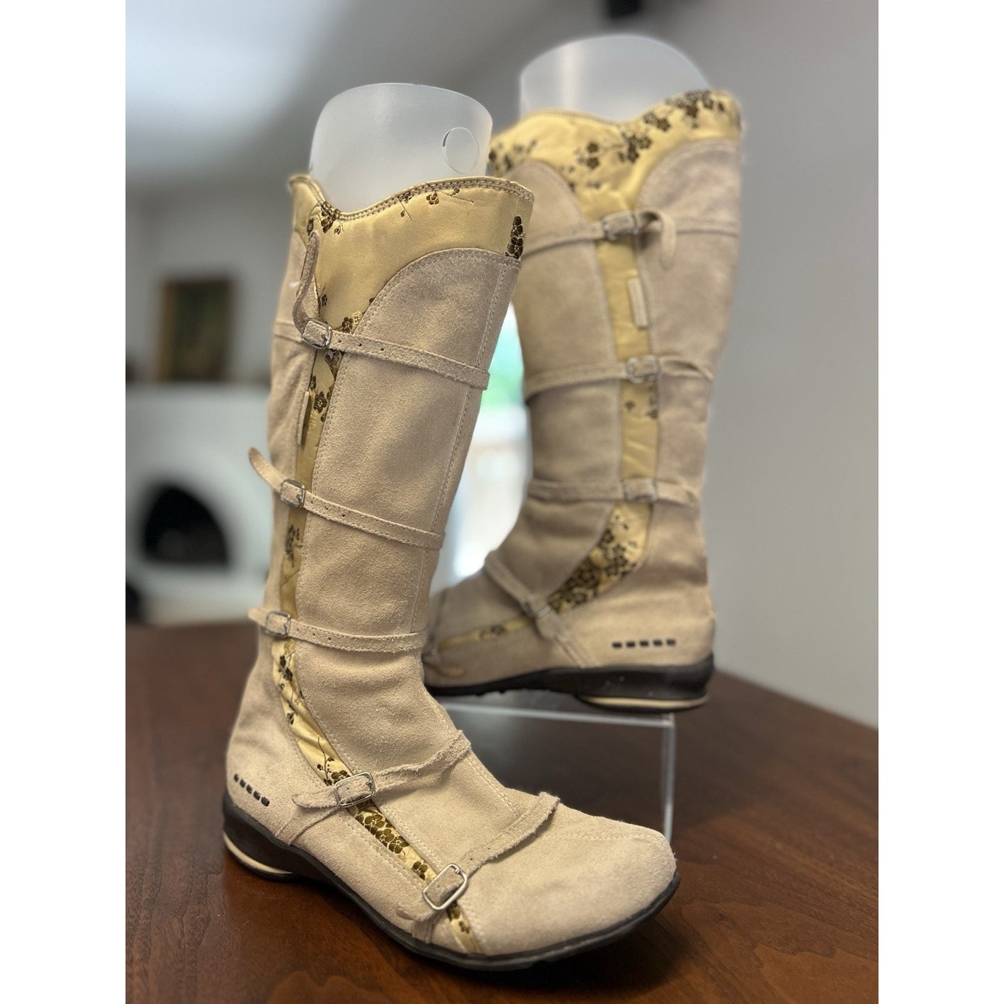 DETNY Knee High Zipper Back Rubber Sole Womens Size 6 Boots