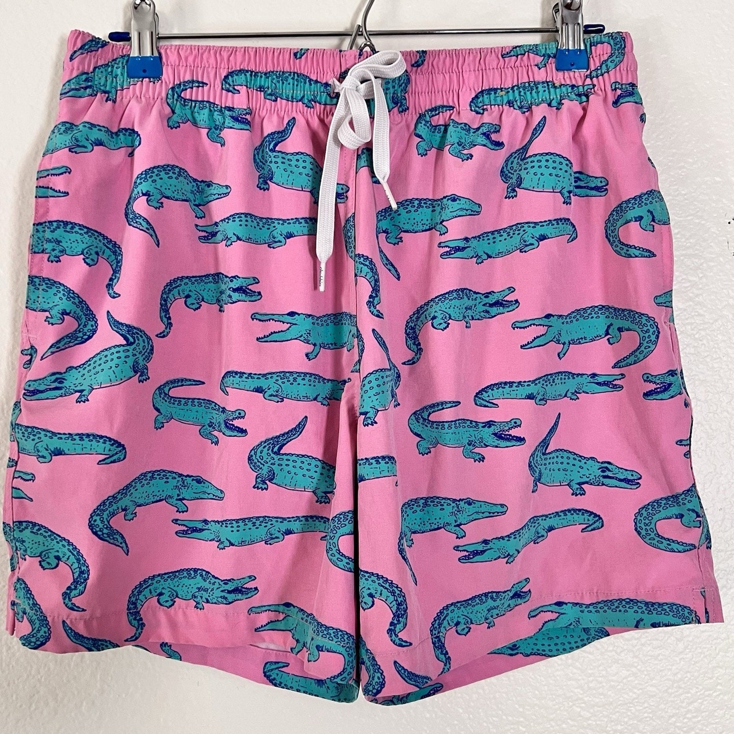 Chubbies (L) Glades Swim Trunks Shorts 5.5” Pink Alligator Mesh Liner Preppy AOP