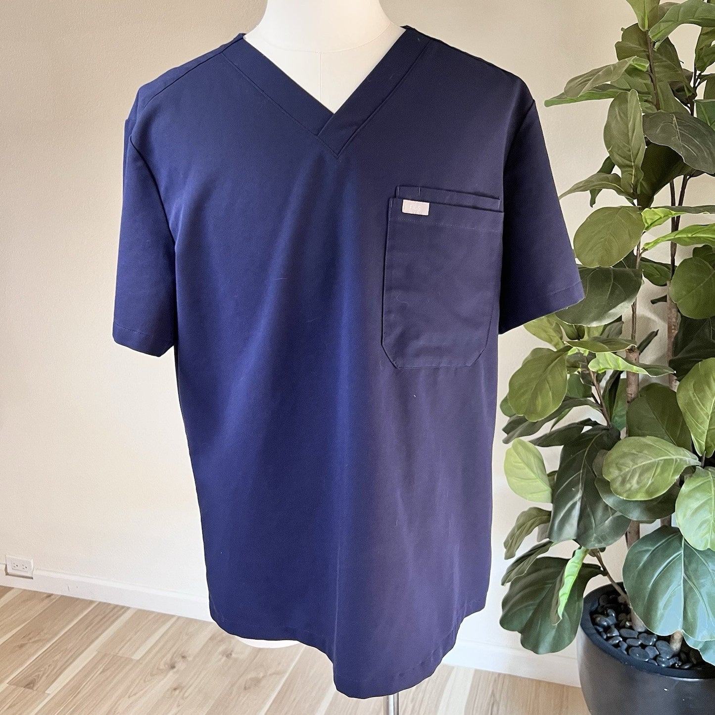 FIGS Leon Men’s 3-Pocket Navy Scrub Top Size XL #M21SW1051