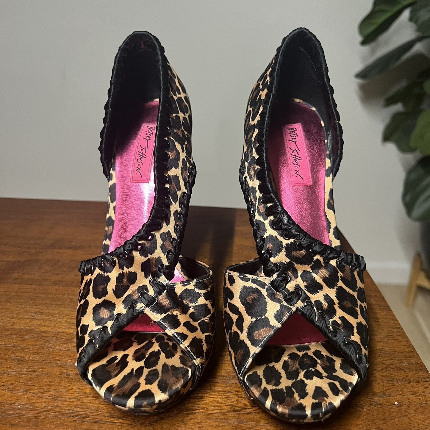 Betsey Johnson 8M Walter Satin Leopard Print Stiletto High Heel Pumps Shoes