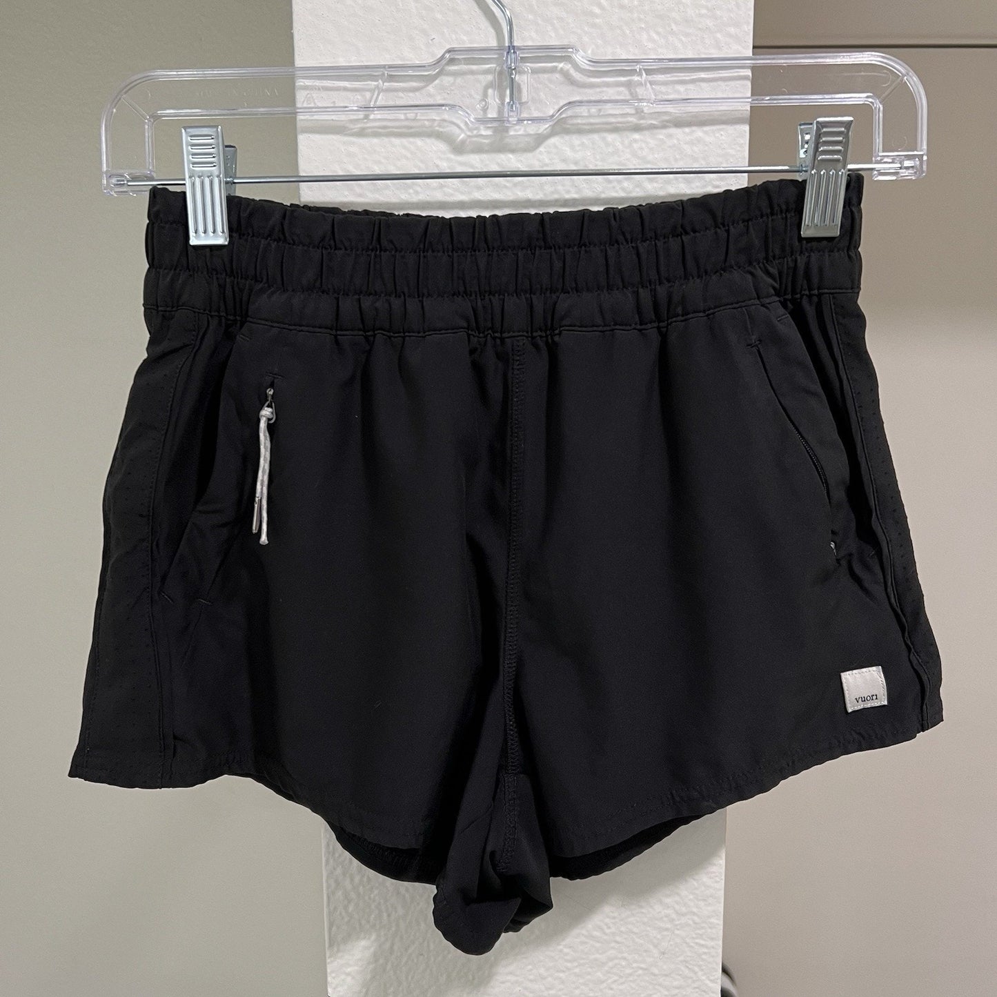 VUORI Women's XS Dash Athletic Running Shorts 2.5” Inseam 24” Pockets