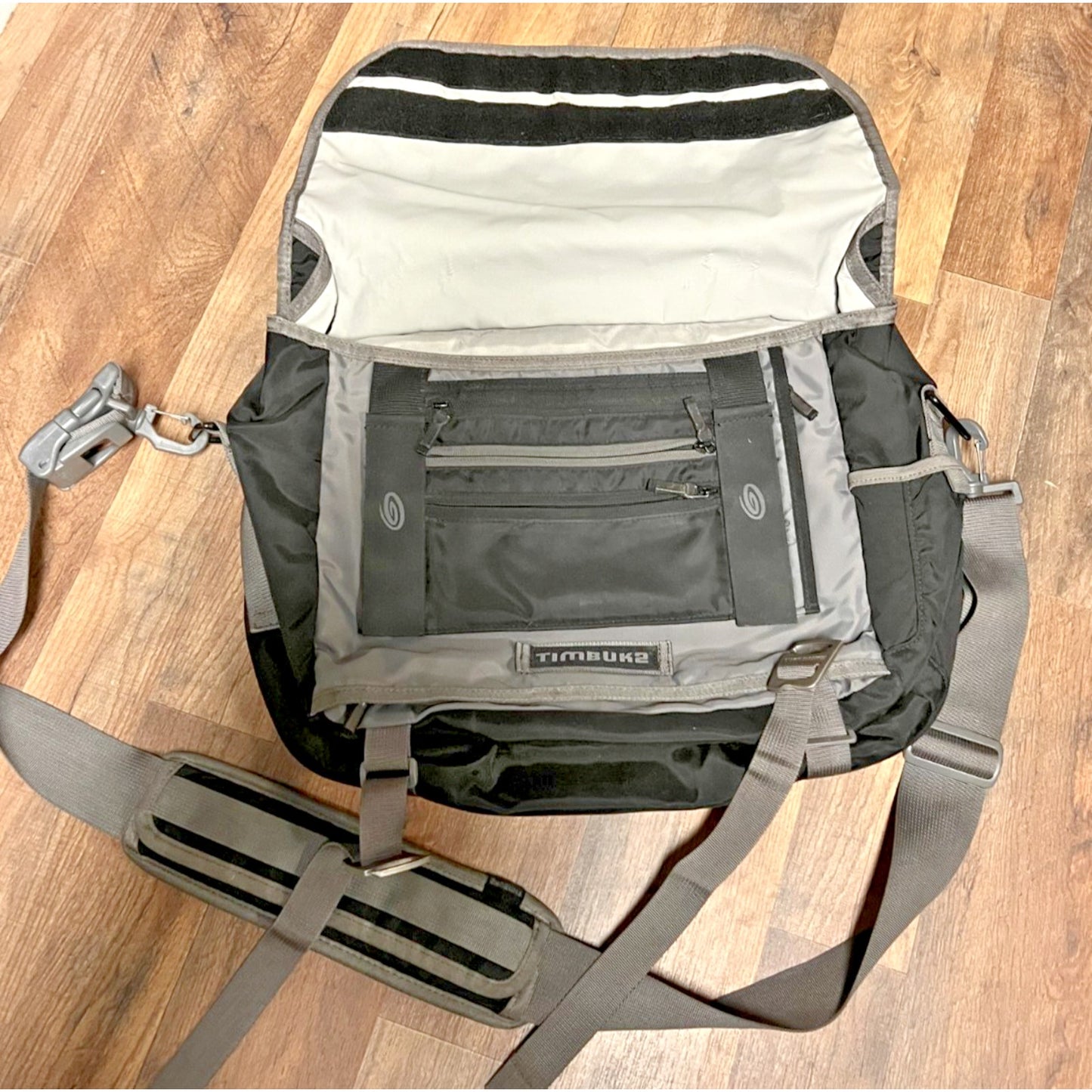 Timbuk2 Command Messenger Bag Black Grey Laptop Crossbody Strap Travel