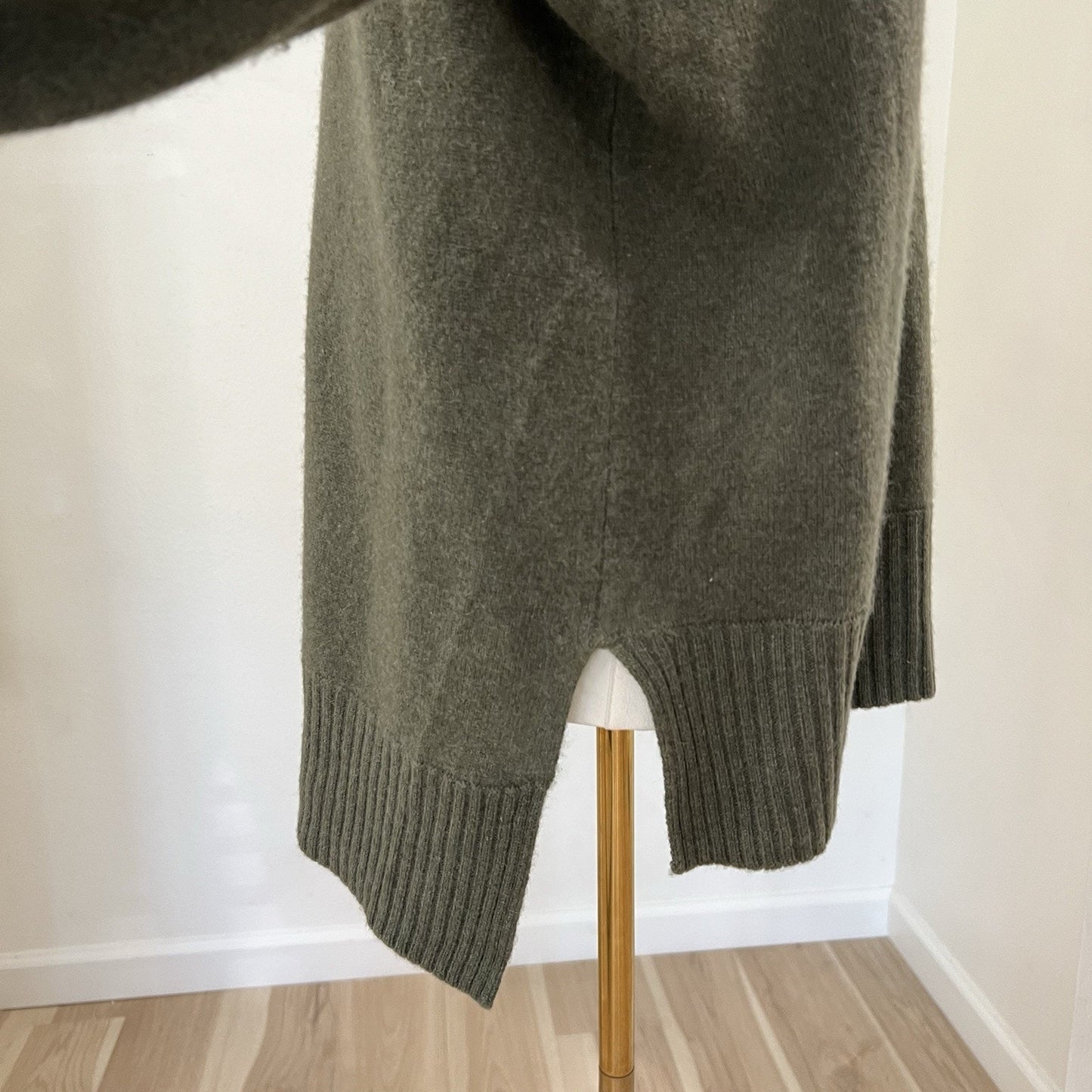 SAKS FIFTH AVENUE (S) 100% Cashmere Turtleneck Sweater Split Hem Green Cozycore