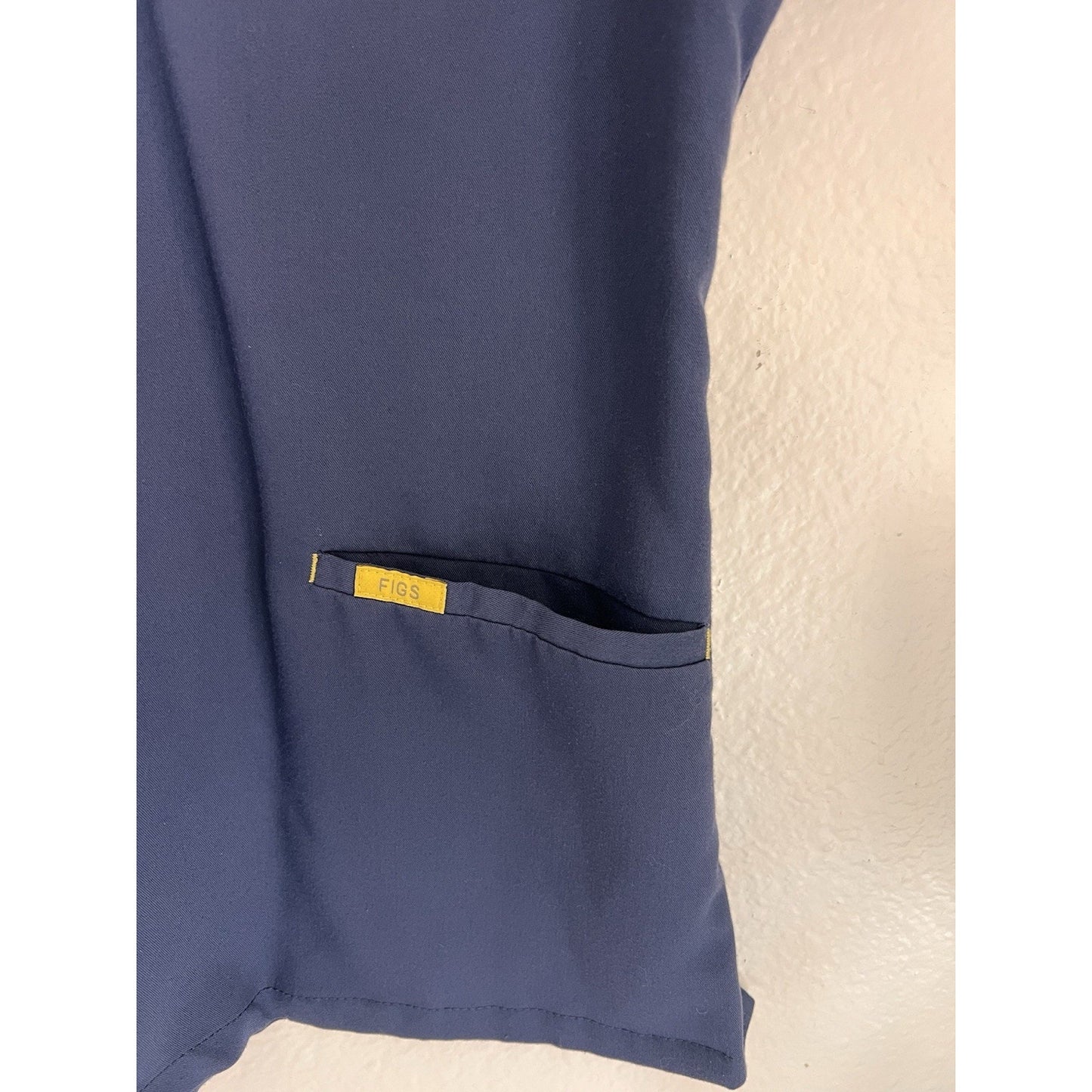 FIGS Catarina 3 Pocket Women’s Scrub Top Size Medium