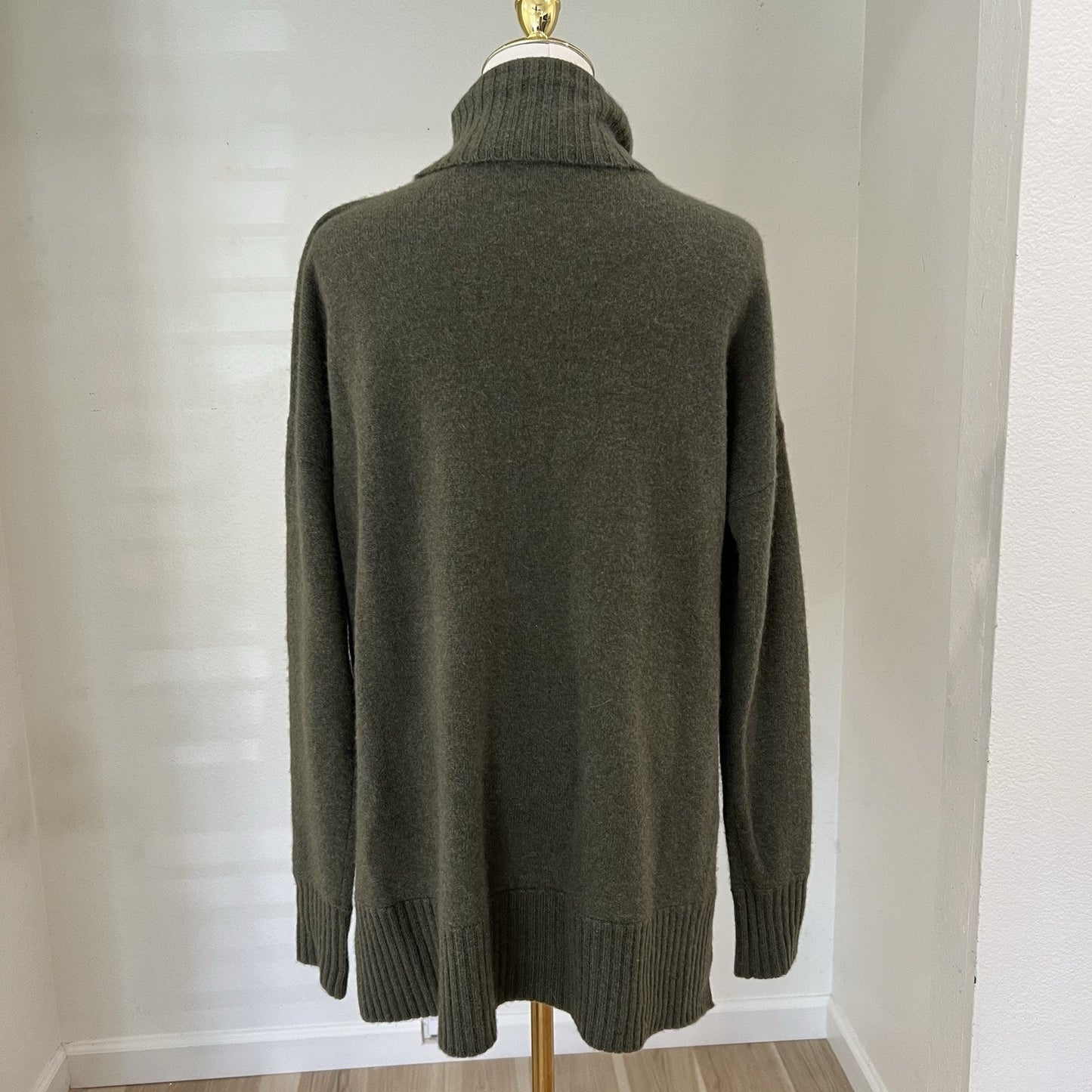 SAKS FIFTH AVENUE (S) 100% Cashmere Turtleneck Sweater Split Hem Green Cozycore