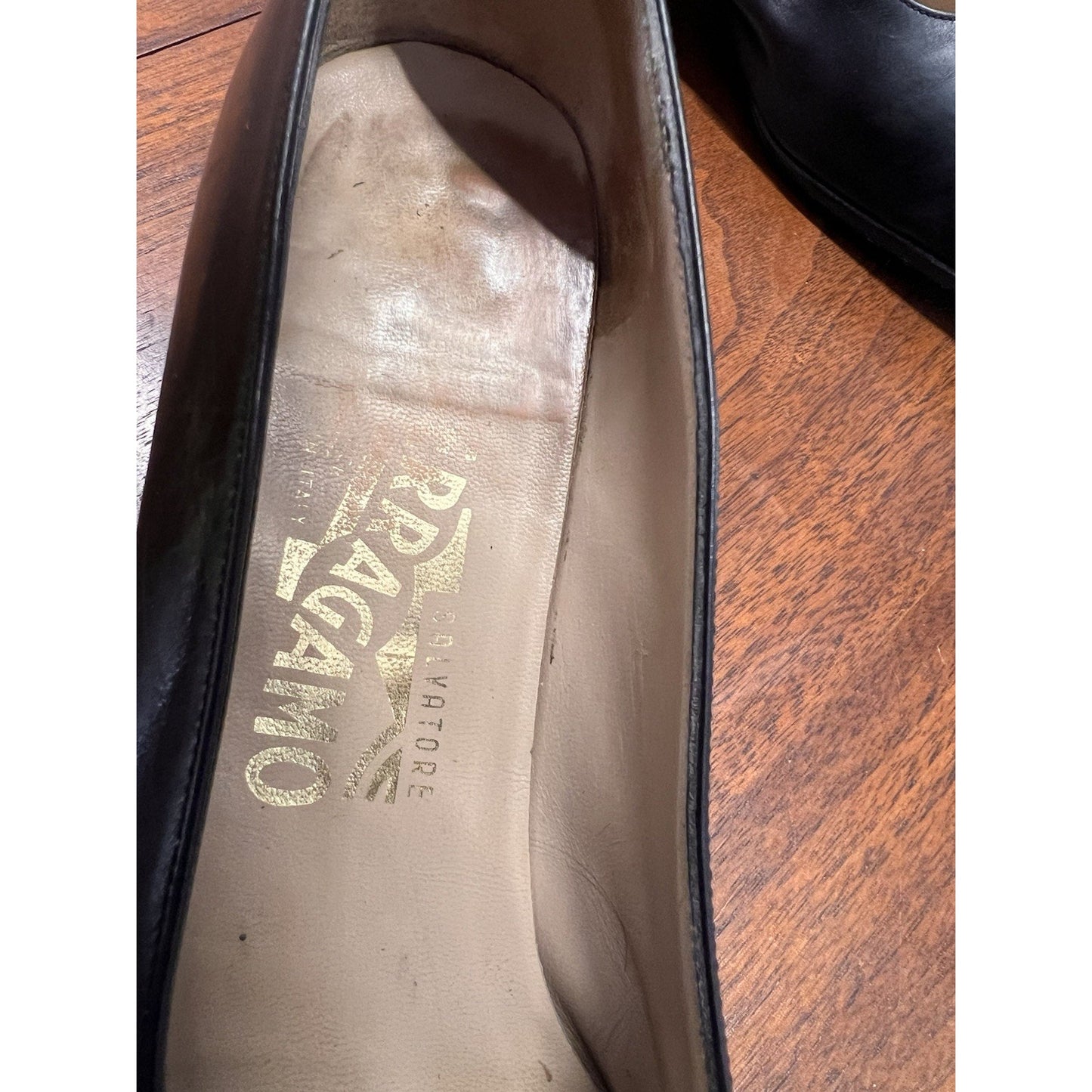 Salvatore Ferragamo Black Leather Pumps Classic Gancini Buckle Women’s Size 7.5