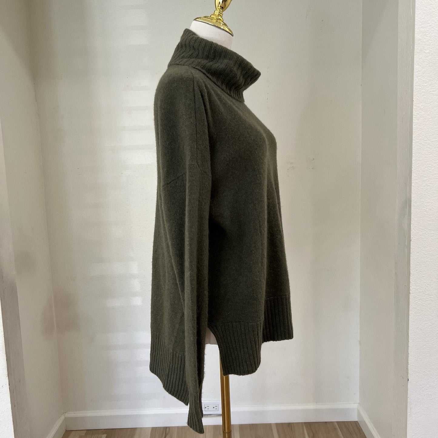 SAKS FIFTH AVENUE (S) 100% Cashmere Turtleneck Sweater Split Hem Green Cozycore