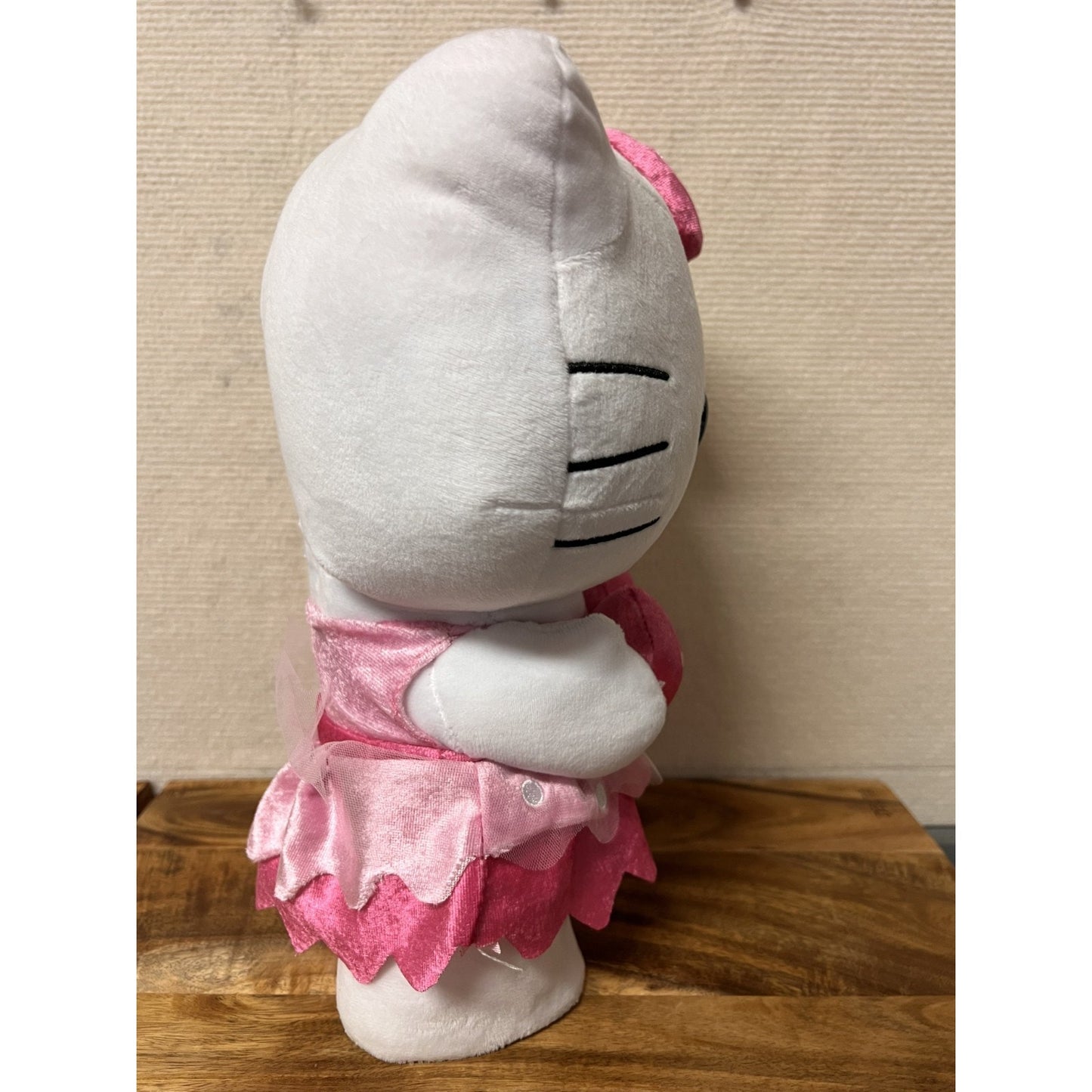 NWT Sanrio Hello Kitty Animated Sidestepper XOXO 2024 Valentine's Day Plush Toy
