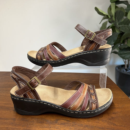 CLARKS Bendables Lexi Norwich 9M Leather Sandals Brown Ankle Strap Boho Wedge