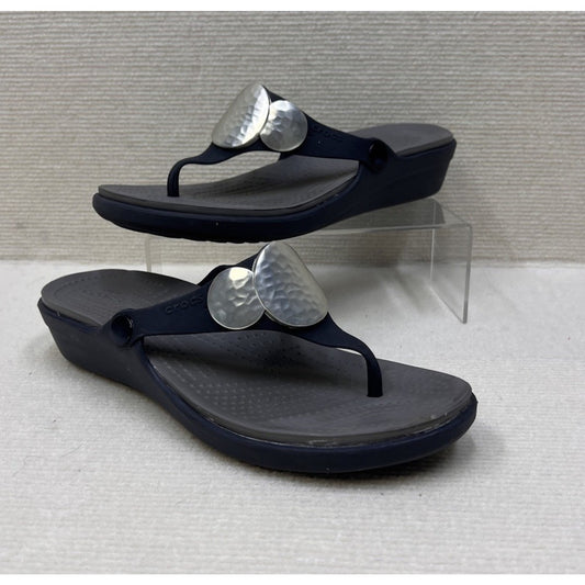Crocs Sanrah Hammered Circle Wedge Sandals Womens Silver Medallion Size 9