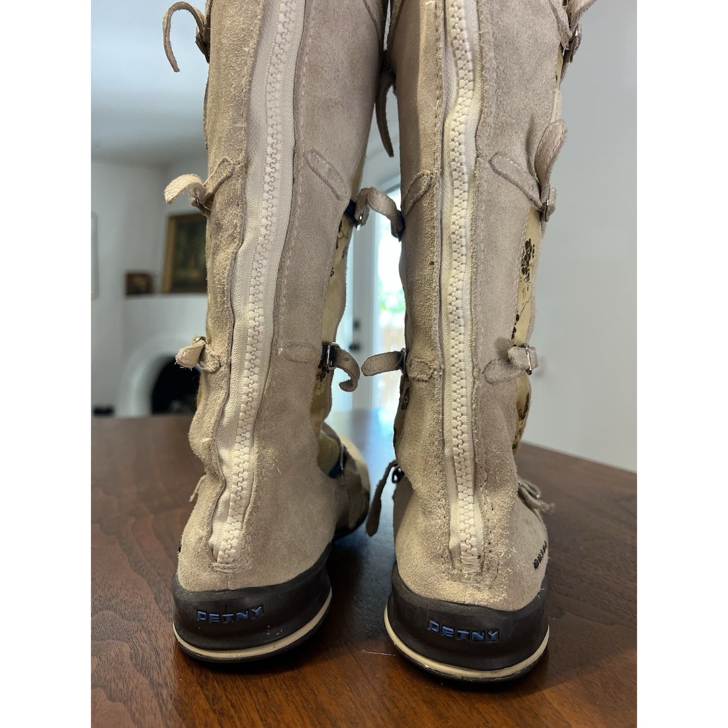 DETNY Knee High Zipper Back Rubber Sole Womens Size 6 Boots