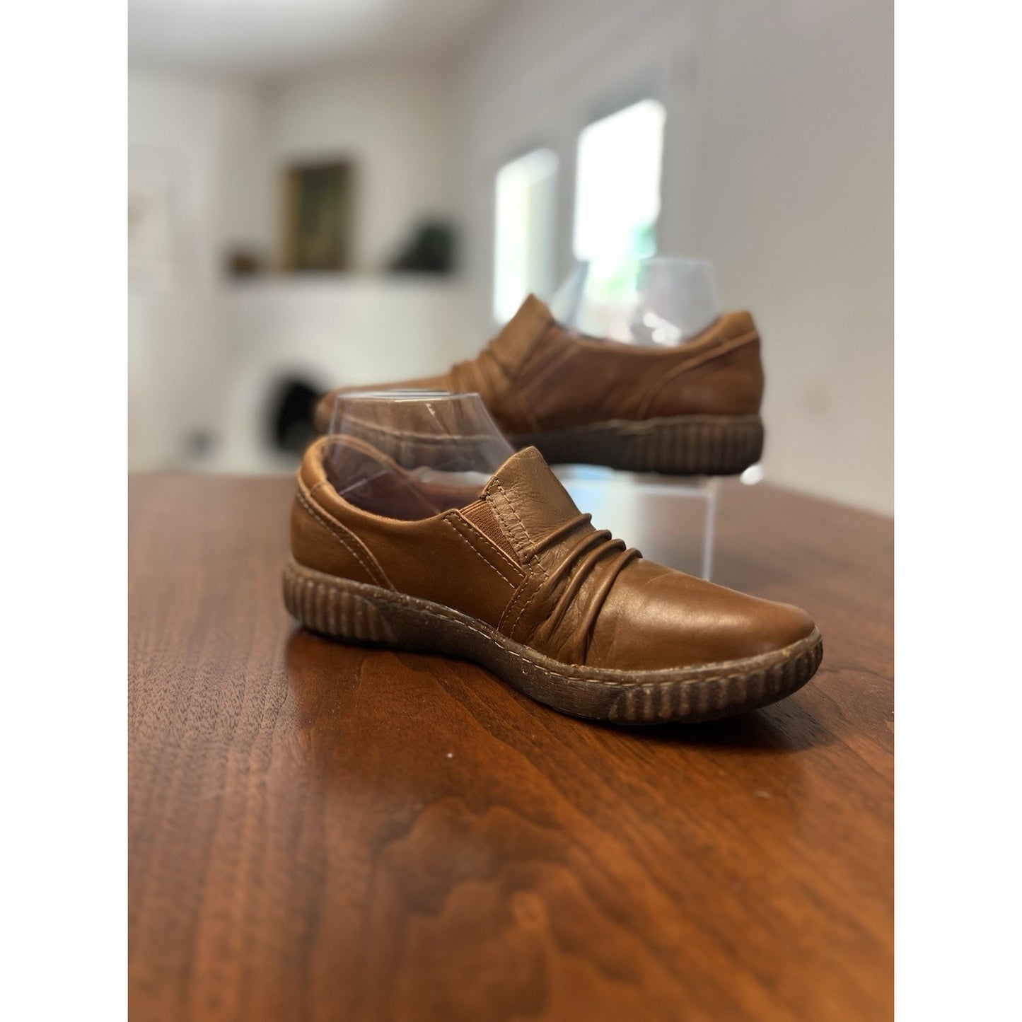 Clarks women's Size 7.5M leather slip-on Contour comfort shoes
