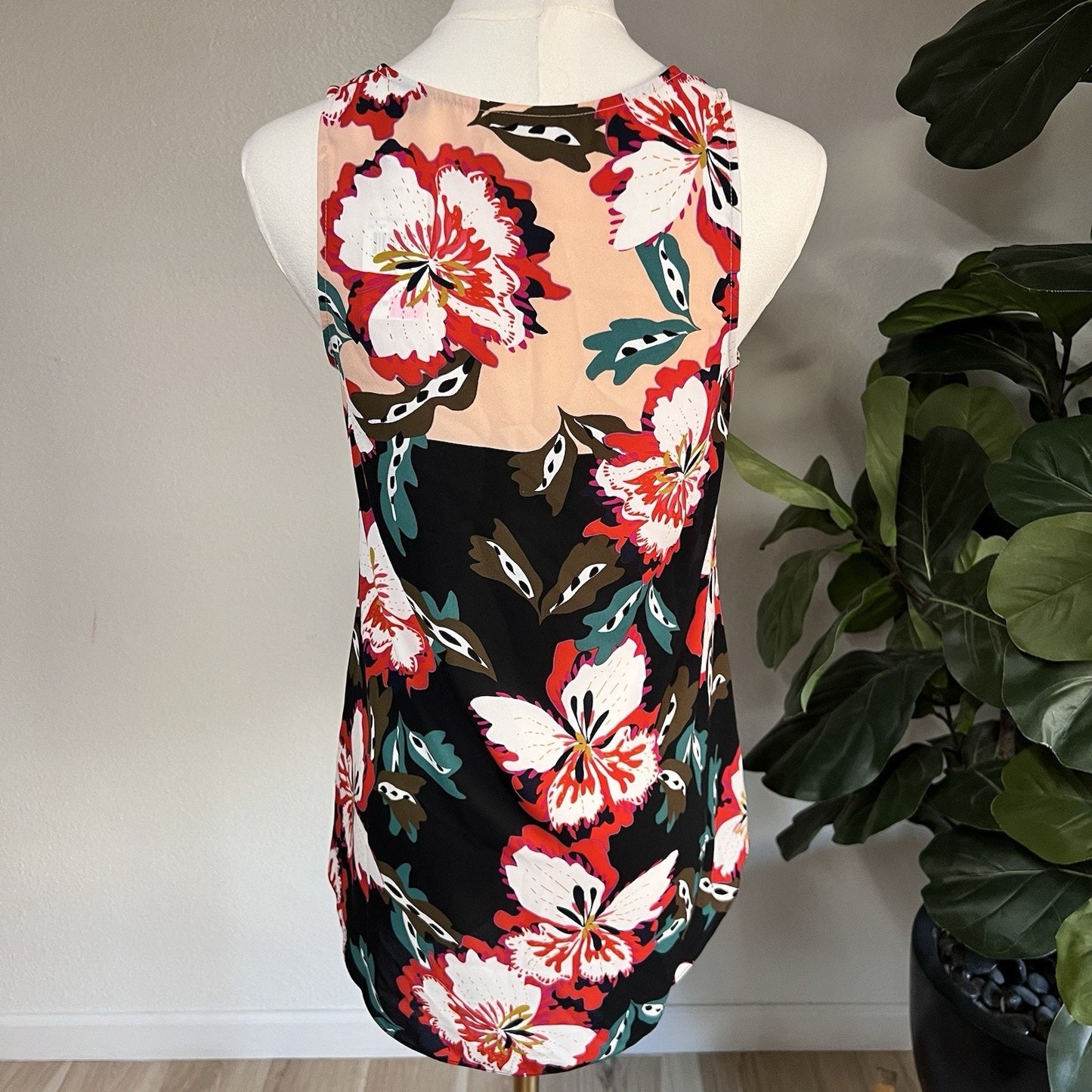 NWT Cabi XS Sleeveless Hibiscus Blouse Lily Print 5542 Floral Tropical Vacation
