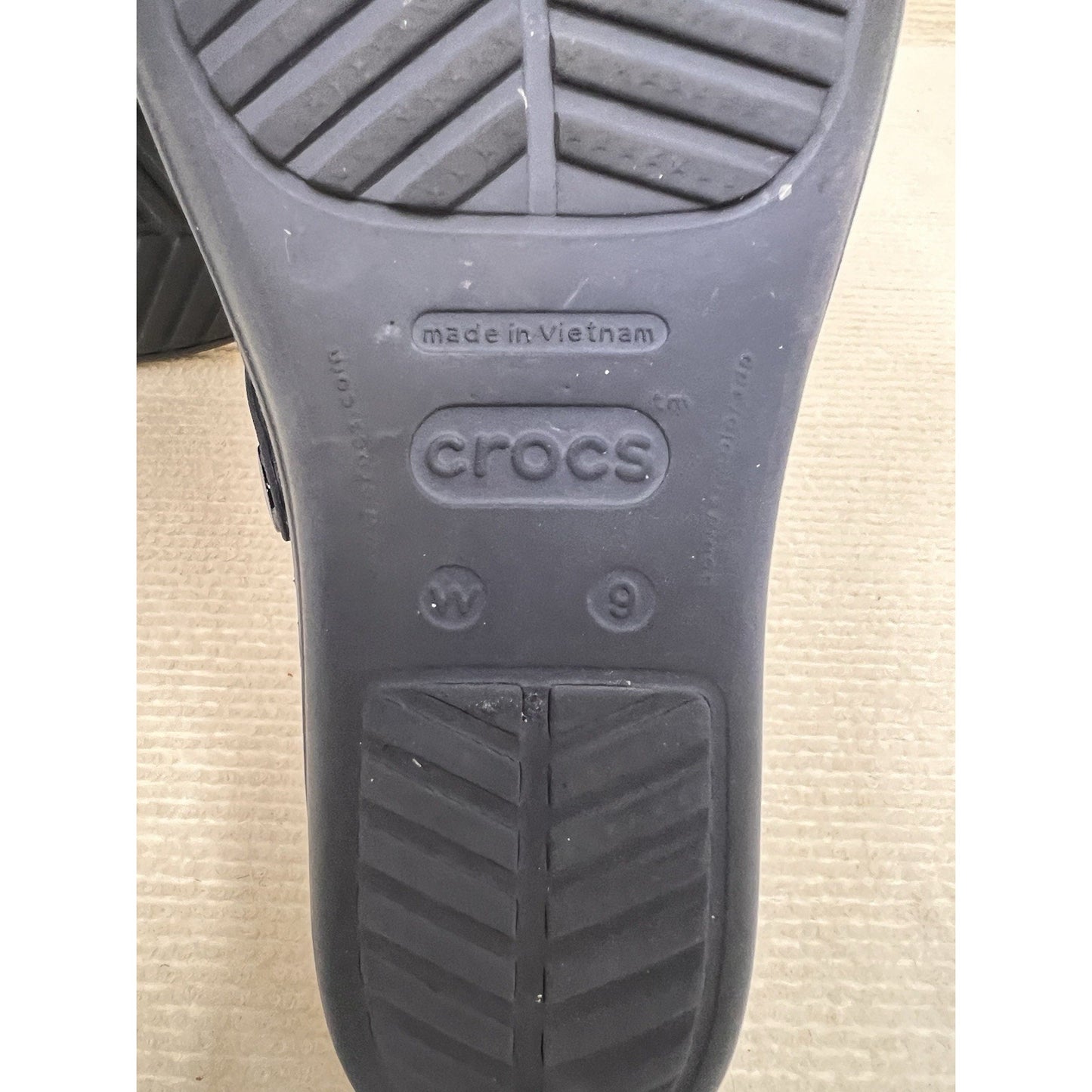 Crocs Sanrah Hammered Circle Wedge Sandals Womens Silver Medallion Size 9