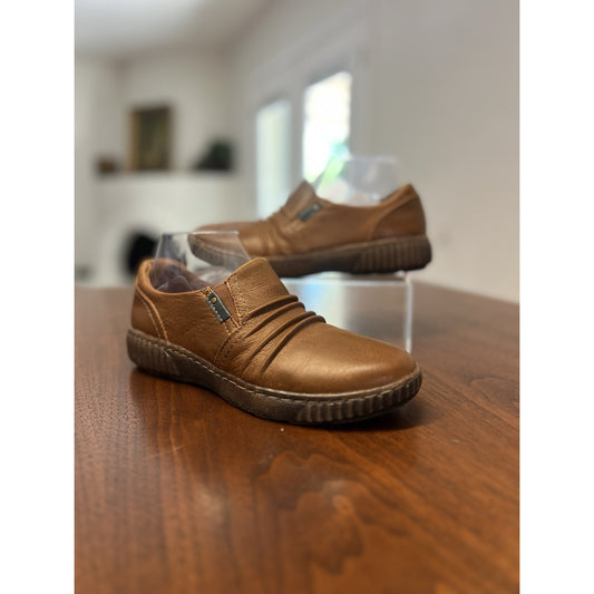 Clarks women's Size 7.5M leather slip-on Contour comfort shoes