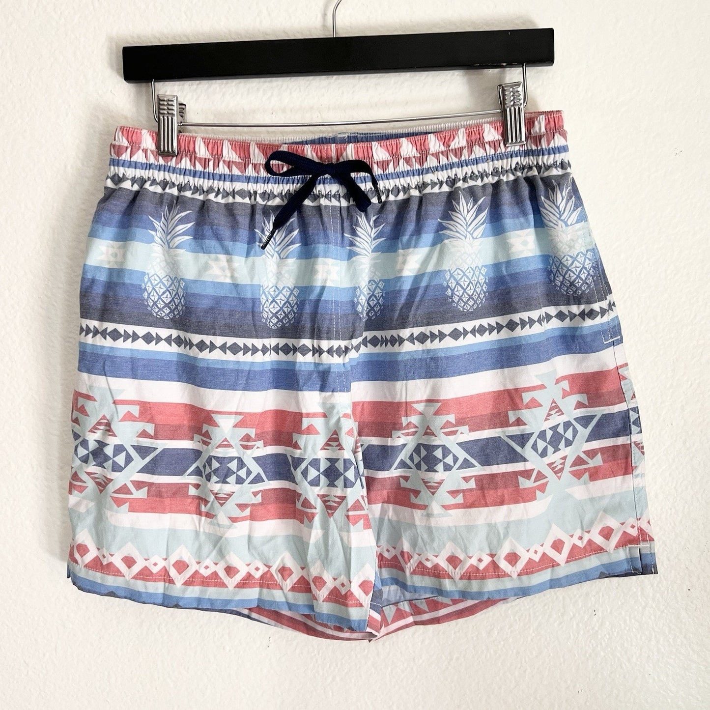 Chubbies (L) 5.5" Inseam Brief Lined Swim Trunks “City Slicker” Aztec Pineapple
