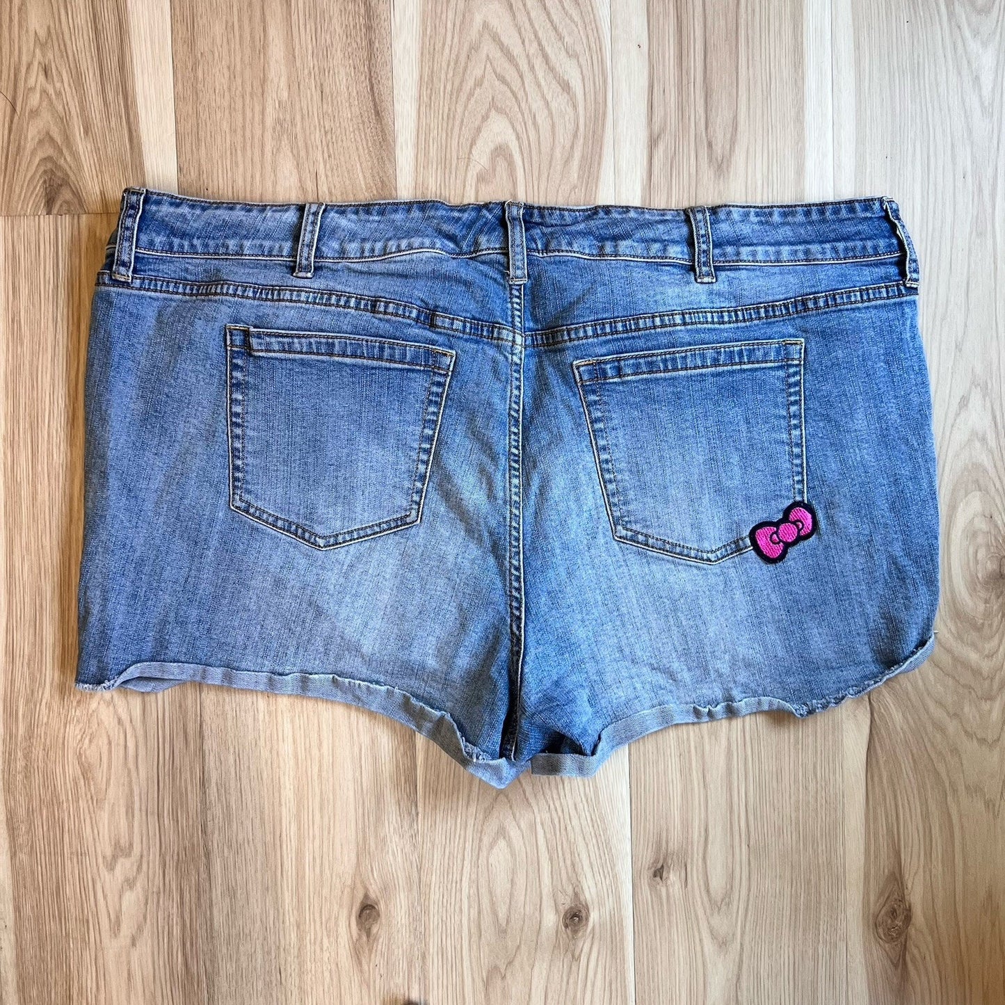 Hello Kitty Torrid Denim Jean Shorts Plus Size 24 Distressed 44” Stretch Patch